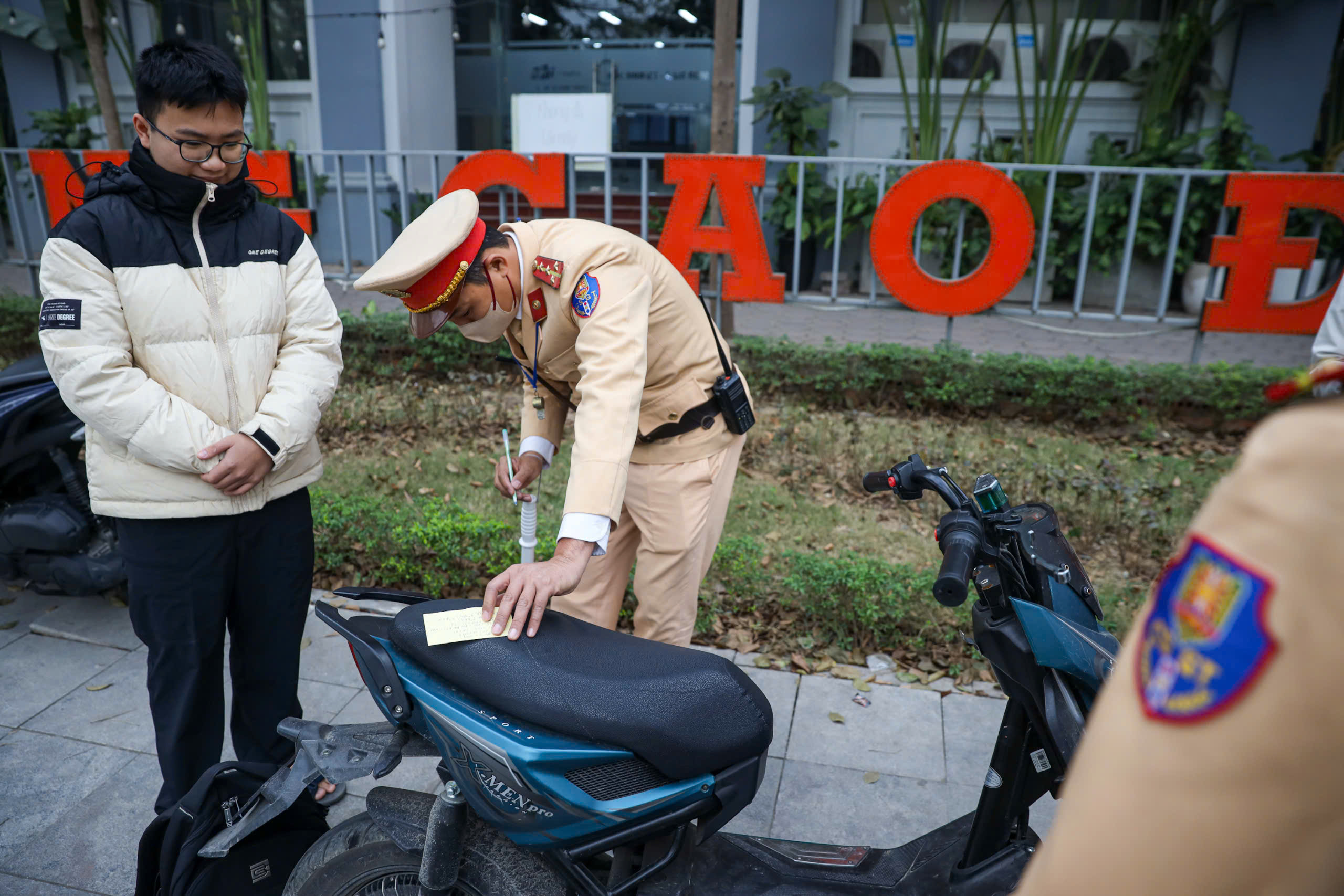 CSGT xử l&yacute; loạt học sinh vi phạm, phụ huynh tất tả đến k&yacute; bi&ecirc;n bản- Ảnh 7.