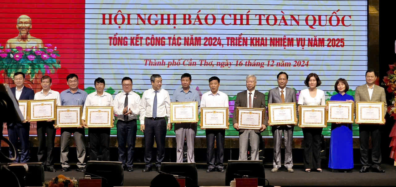 B&aacute;o Giao th&ocirc;ng nhận Bằng khen của Ban Tuy&ecirc;n gi&aacute;o Trung ương- Ảnh 2.