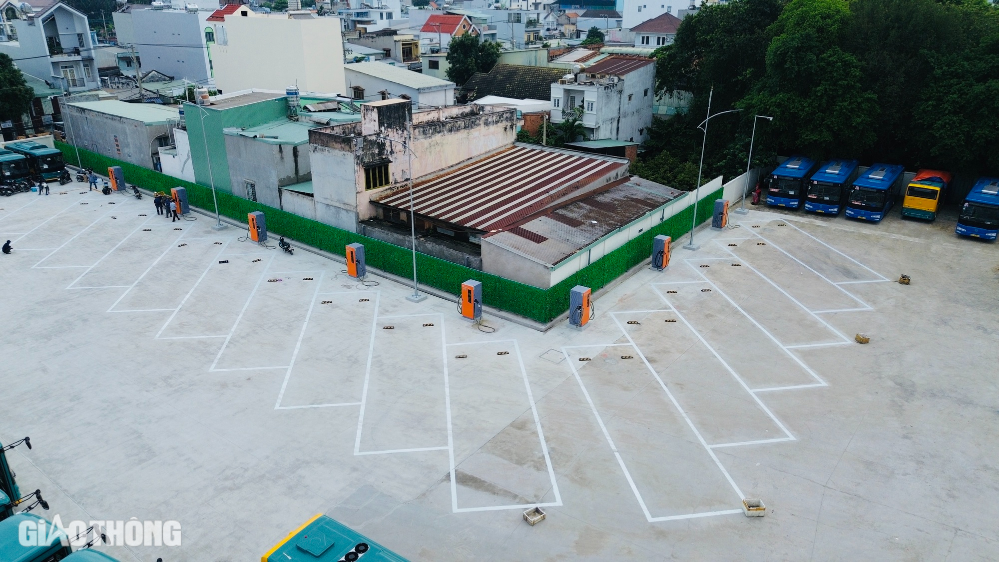 Cận cảnh đo&agrave;n xe bu&yacute;t điện phục vụ metro số 1 cập bến TP.HCM- Ảnh 15.