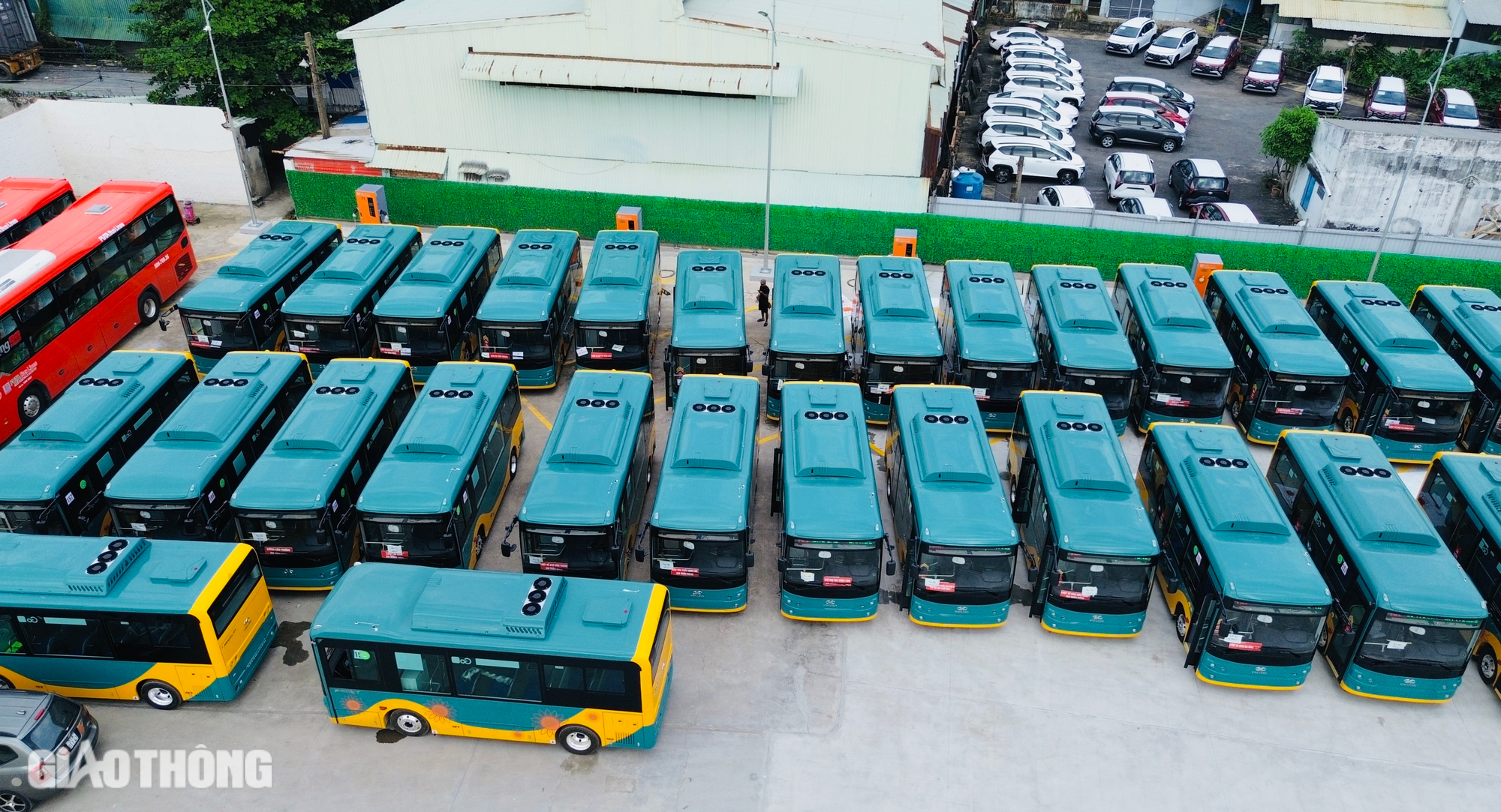 Cận cảnh đo&agrave;n xe bu&yacute;t điện phục vụ metro số 1 cập bến TP.HCM- Ảnh 4.