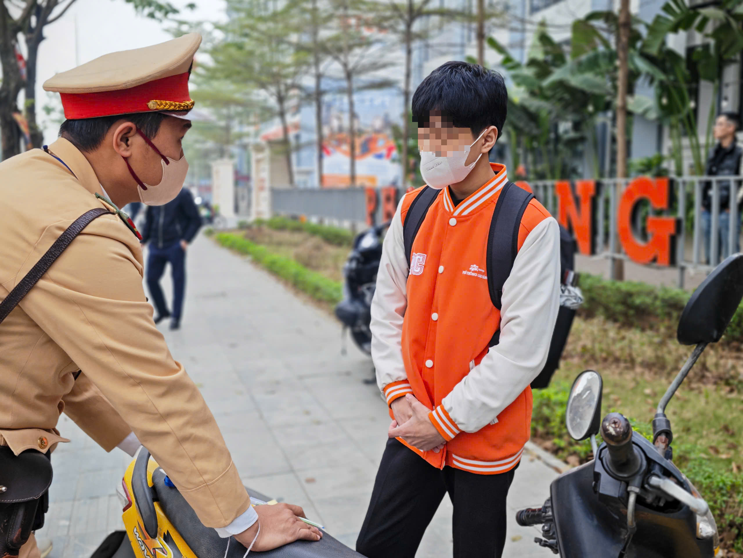 CSGT xử l&yacute; loạt học sinh vi phạm, phụ huynh tất tả đến k&yacute; bi&ecirc;n bản- Ảnh 6.