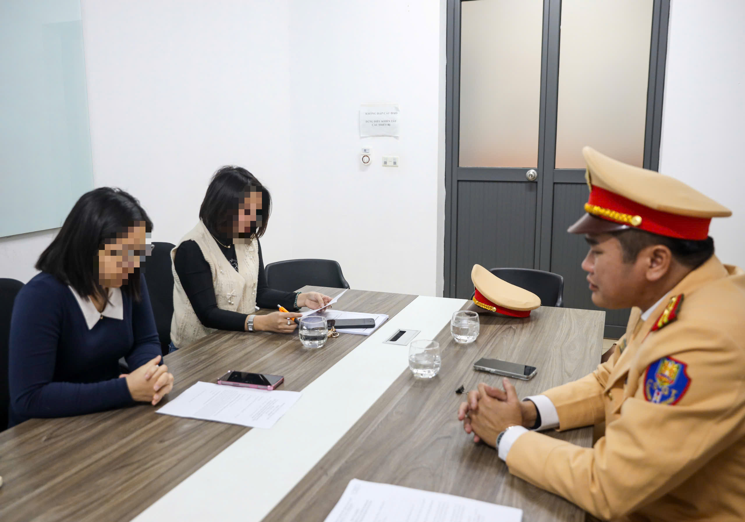 CSGT xử l&yacute; loạt học sinh vi phạm, phụ huynh tất tả đến k&yacute; bi&ecirc;n bản- Ảnh 9.