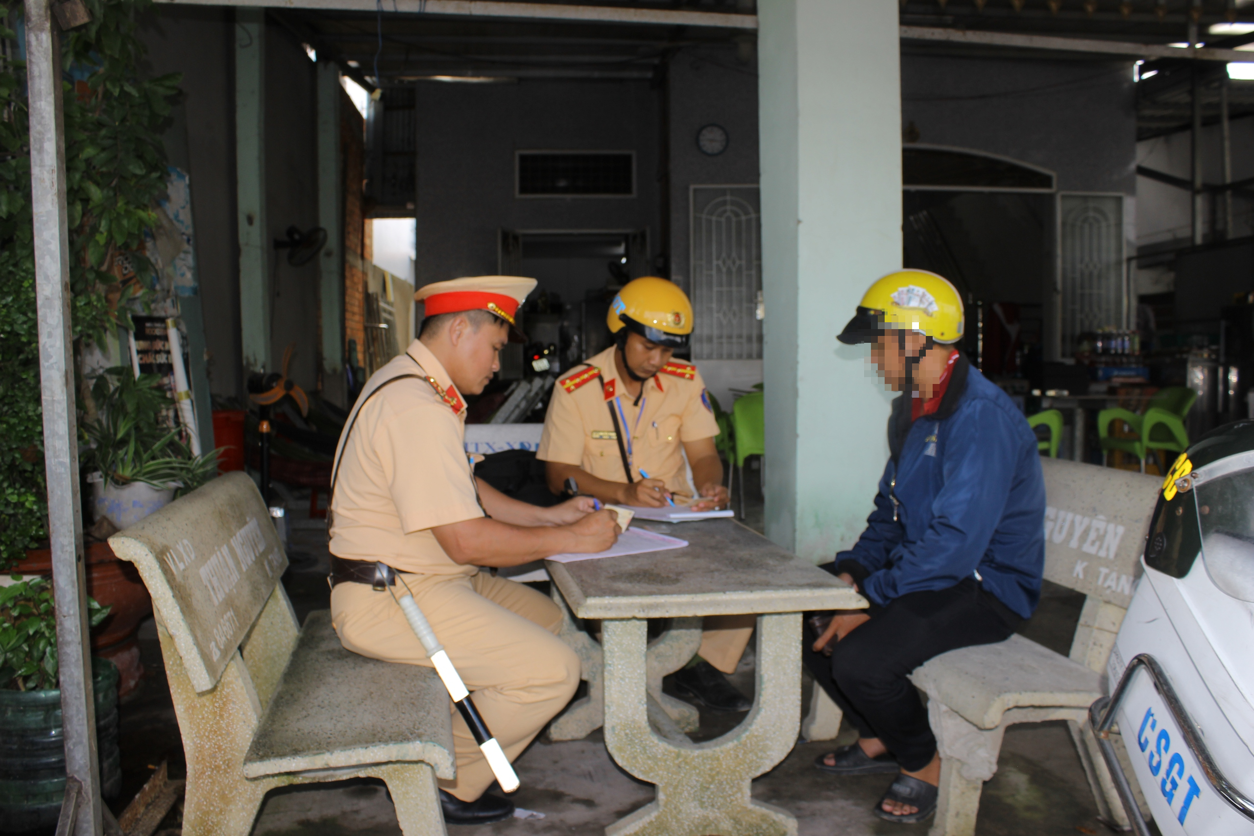 Hậu Giang: Xử nghi&ecirc;m c&aacute;c trường hợp phương tiện lưu th&ocirc;ng kh&ocirc;ng đ&uacute;ng l&agrave;n đường- Ảnh 1.