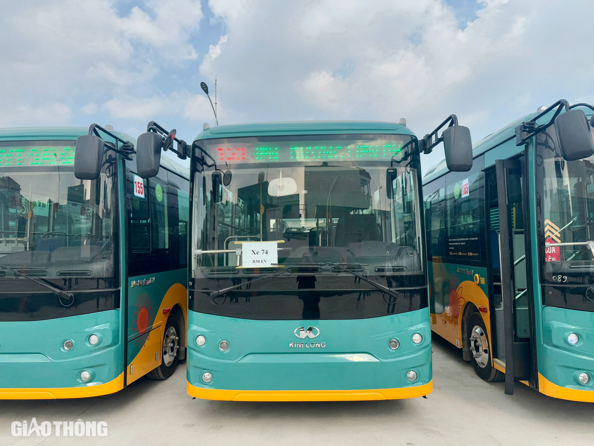 Cận cảnh đo&agrave;n xe bu&yacute;t điện phục vụ metro số 1 cập bến TP.HCM- Ảnh 2.