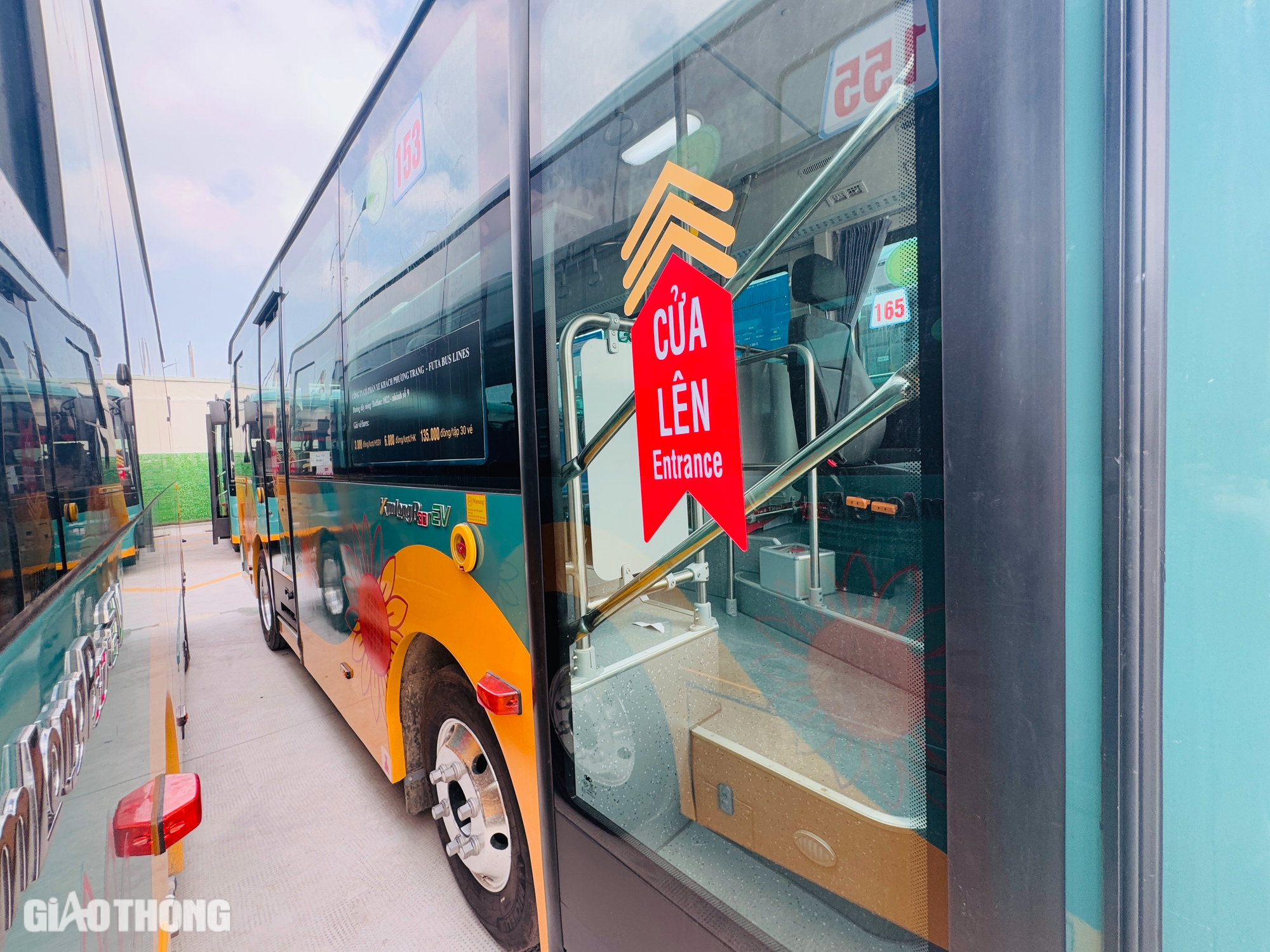 Cận cảnh đo&agrave;n xe bu&yacute;t điện phục vụ metro số 1 cập bến TP.HCM- Ảnh 5.