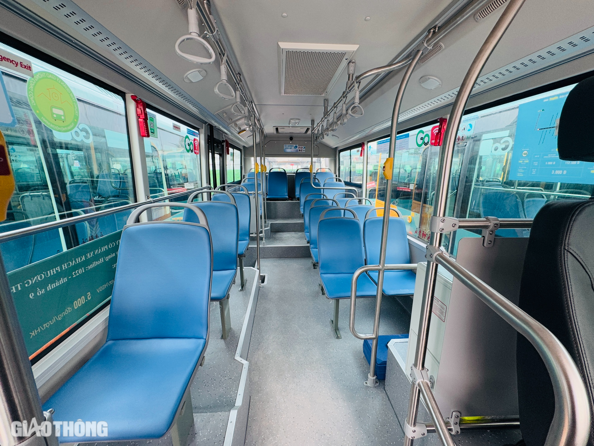 Cận cảnh đo&agrave;n xe bu&yacute;t điện phục vụ metro số 1 cập bến TP.HCM- Ảnh 6.
