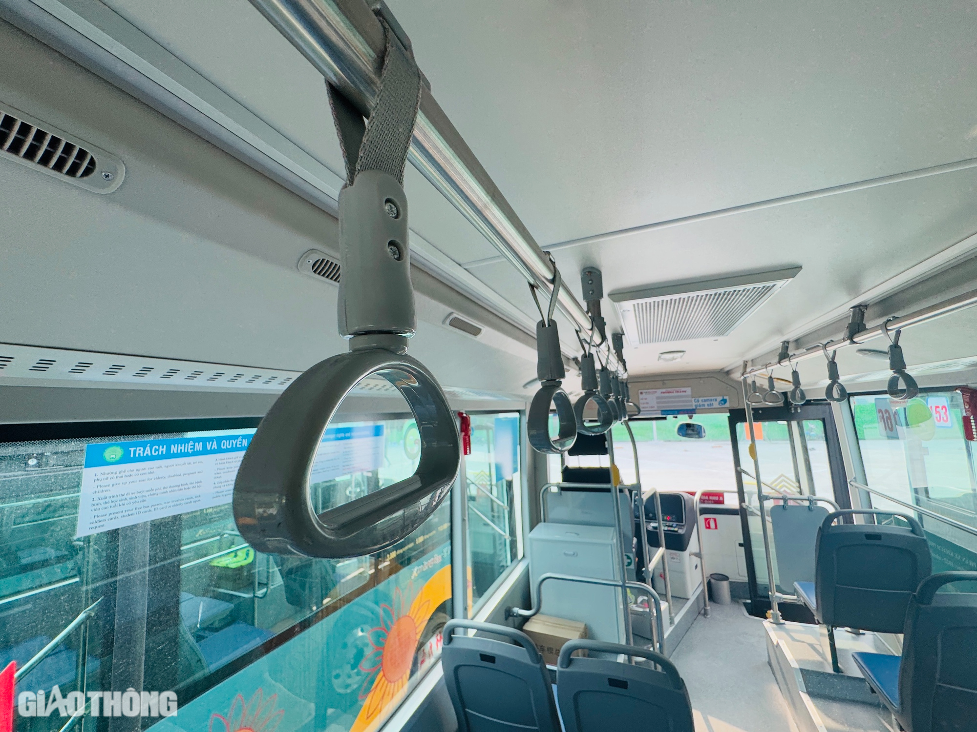 Cận cảnh đo&agrave;n xe bu&yacute;t điện phục vụ metro số 1 cập bến TP.HCM- Ảnh 9.