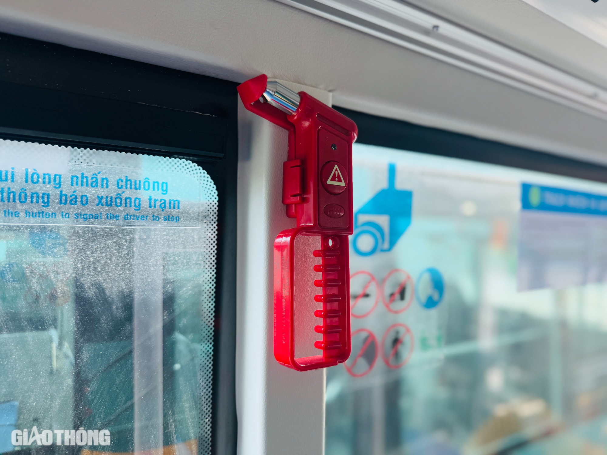 Cận cảnh đo&agrave;n xe bu&yacute;t điện phục vụ metro số 1 cập bến TP.HCM- Ảnh 8.