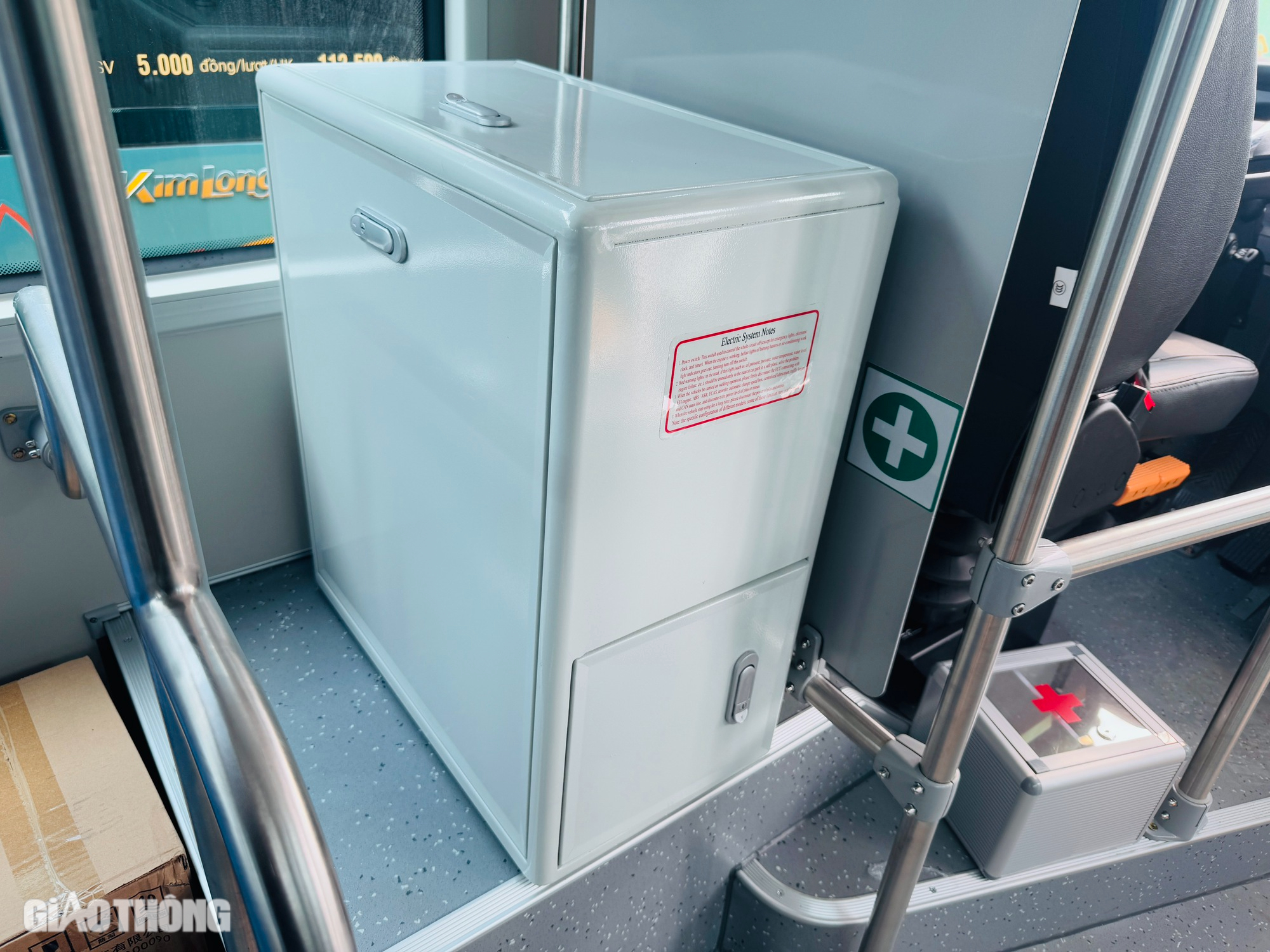 Cận cảnh đo&agrave;n xe bu&yacute;t điện phục vụ metro số 1 cập bến TP.HCM- Ảnh 10.
