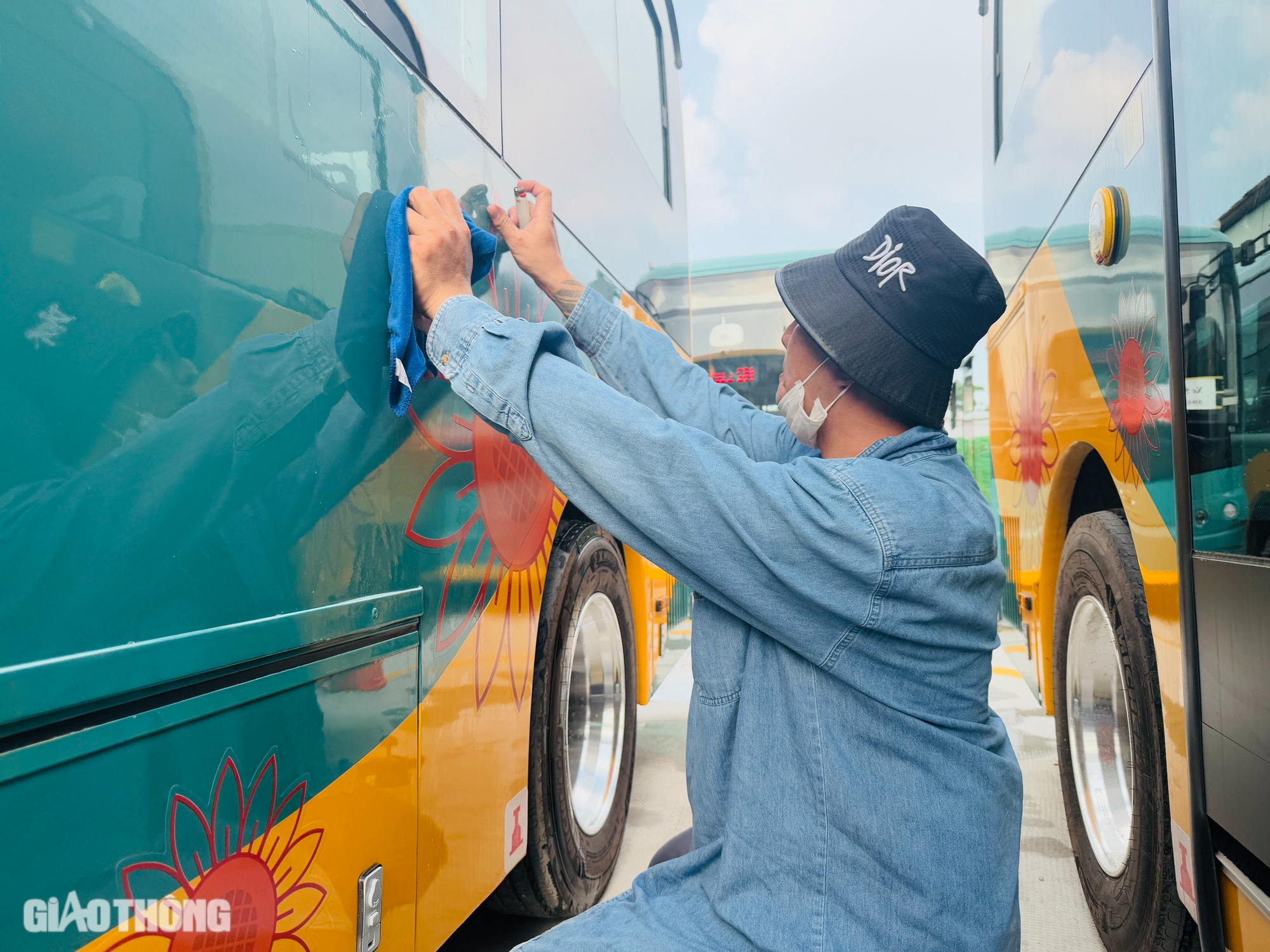 Cận cảnh đo&agrave;n xe bu&yacute;t điện phục vụ metro số 1 cập bến TP.HCM- Ảnh 13.