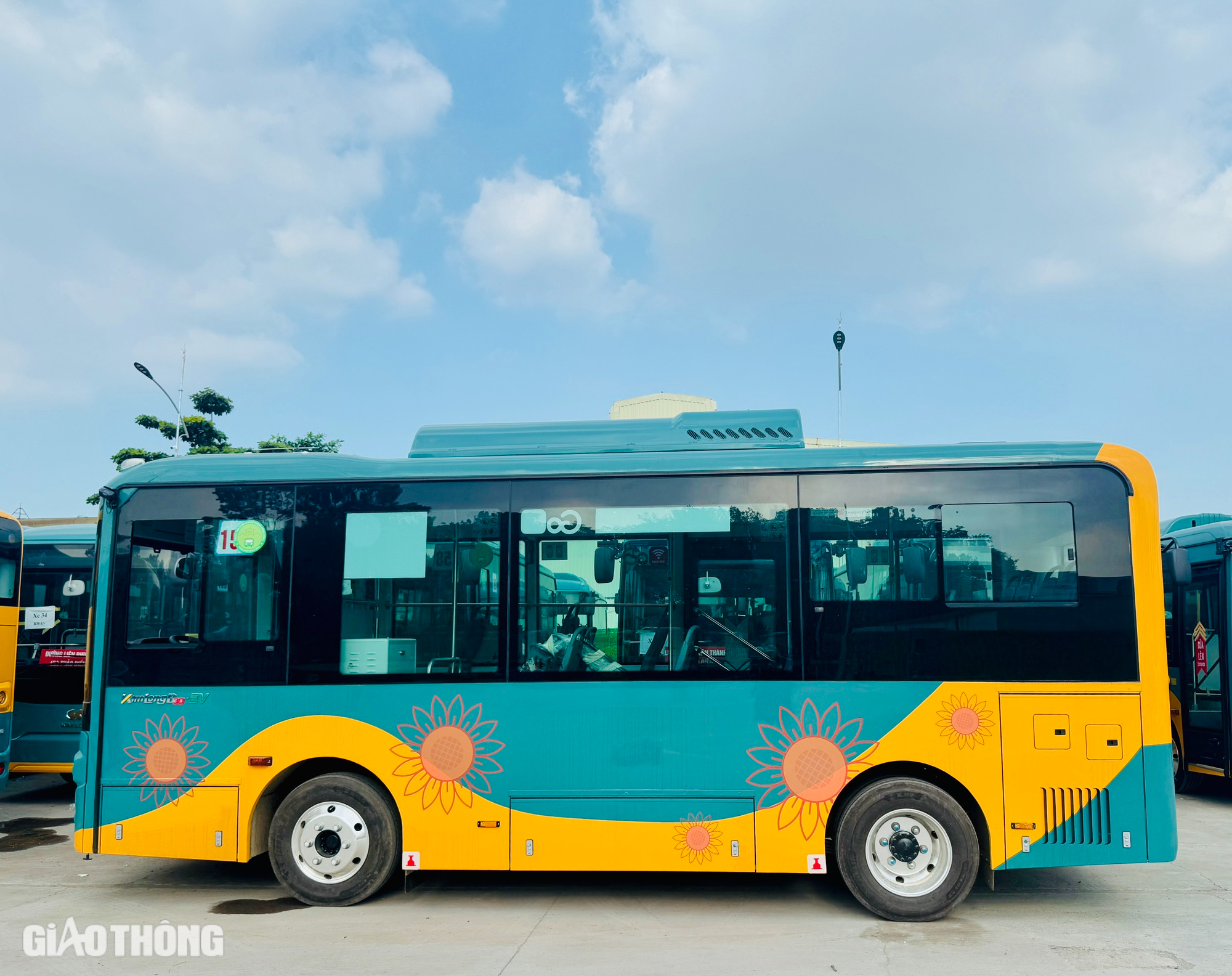 Cận cảnh đo&agrave;n xe bu&yacute;t điện phục vụ metro số 1 cập bến TP.HCM- Ảnh 3.