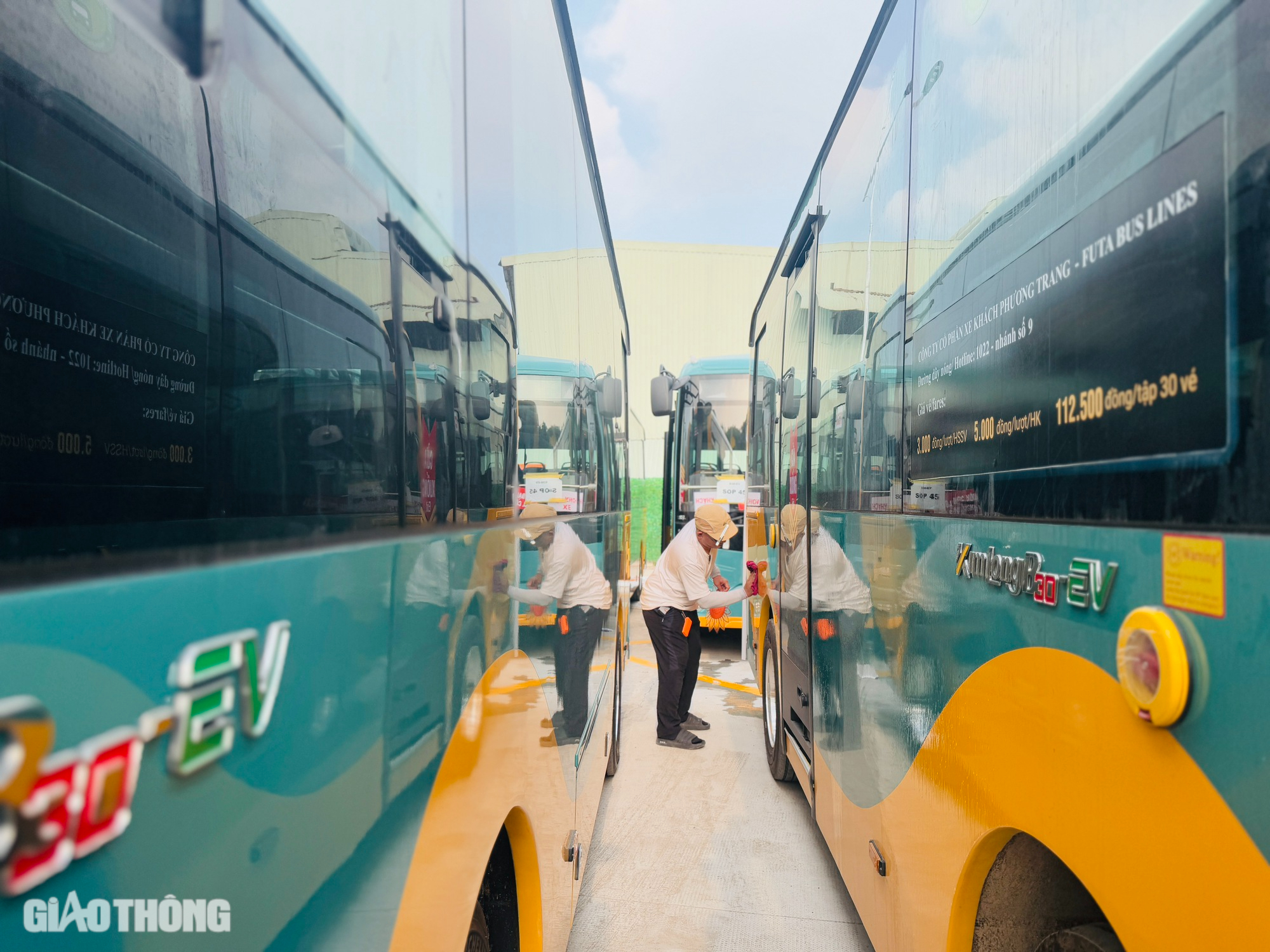 Cận cảnh đo&agrave;n xe bu&yacute;t điện phục vụ metro số 1 cập bến TP.HCM- Ảnh 12.