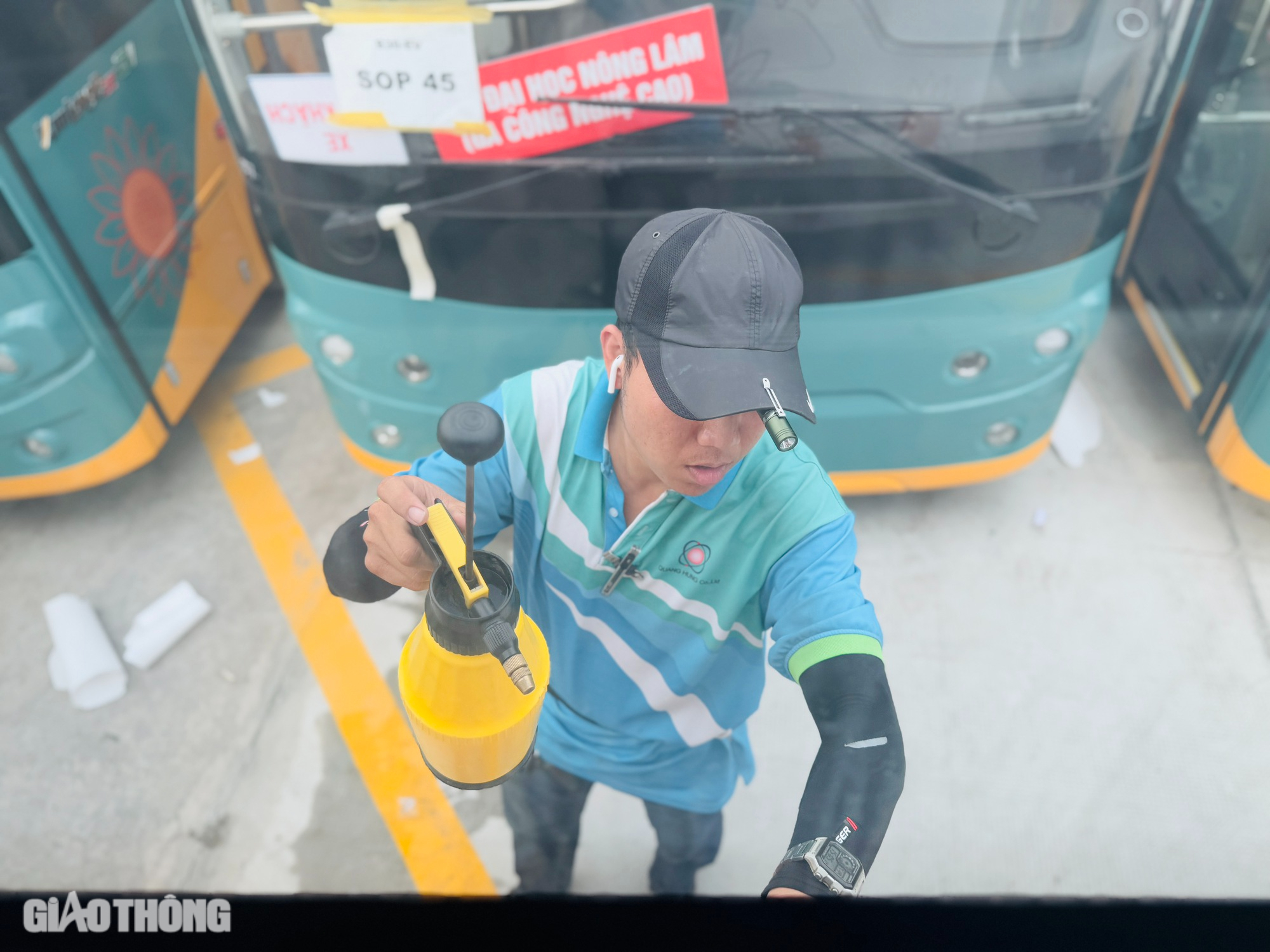 Cận cảnh đo&agrave;n xe bu&yacute;t điện phục vụ metro số 1 cập bến TP.HCM- Ảnh 14.