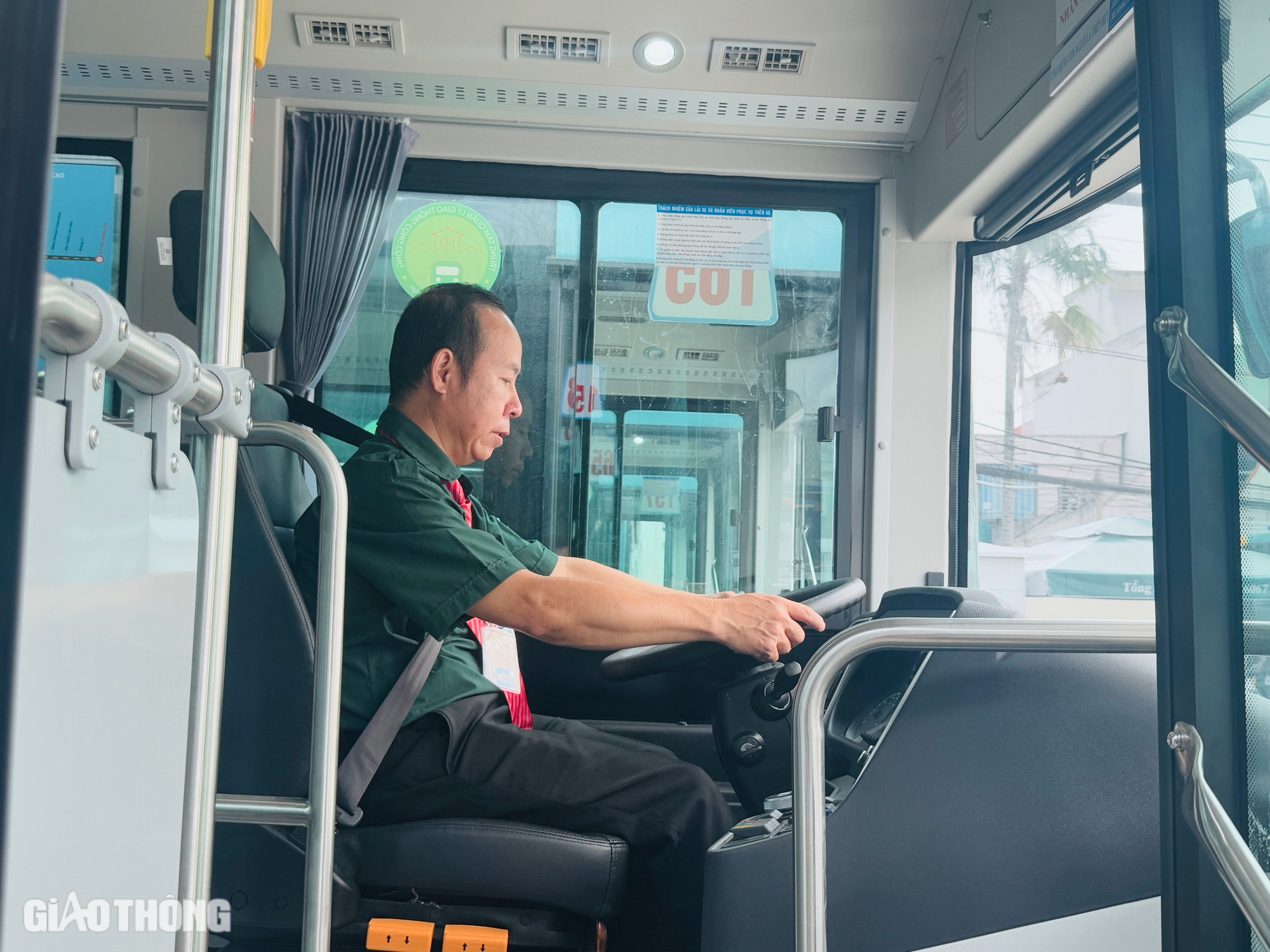 Cận cảnh đo&agrave;n xe bu&yacute;t điện phục vụ metro số 1 cập bến TP.HCM- Ảnh 7.