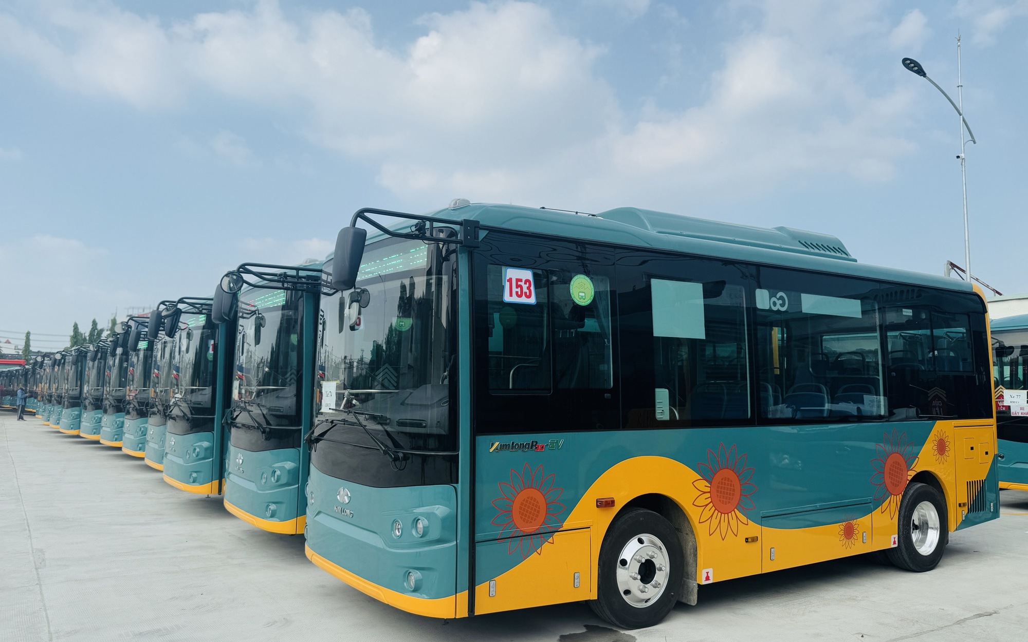 Cận cảnh đo&agrave;n xe bu&yacute;t điện phục vụ metro số 1 cập bến TP.HCM
