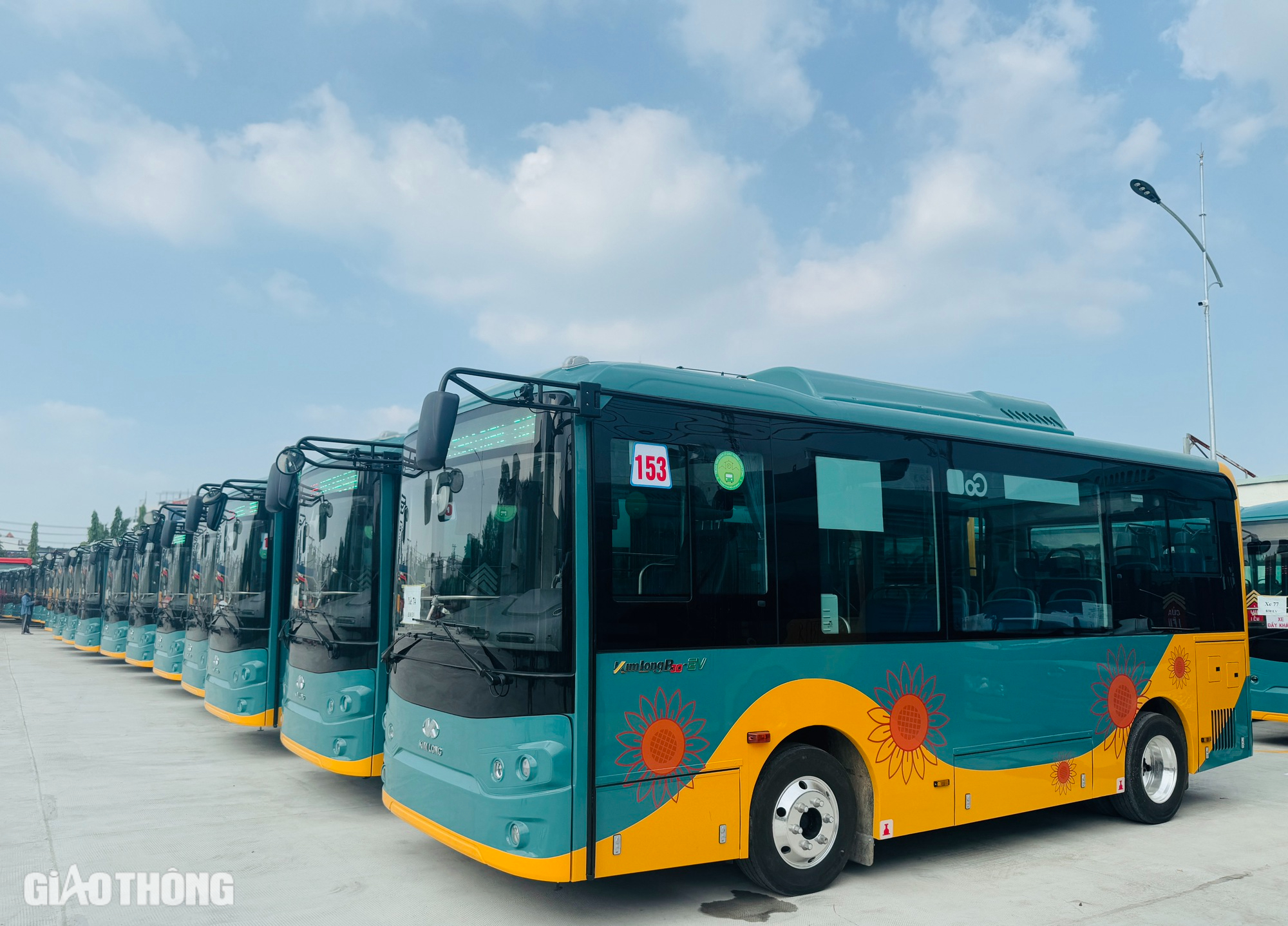 Cận cảnh đo&agrave;n xe bu&yacute;t điện phục vụ metro số 1 cập bến TP.HCM- Ảnh 1.