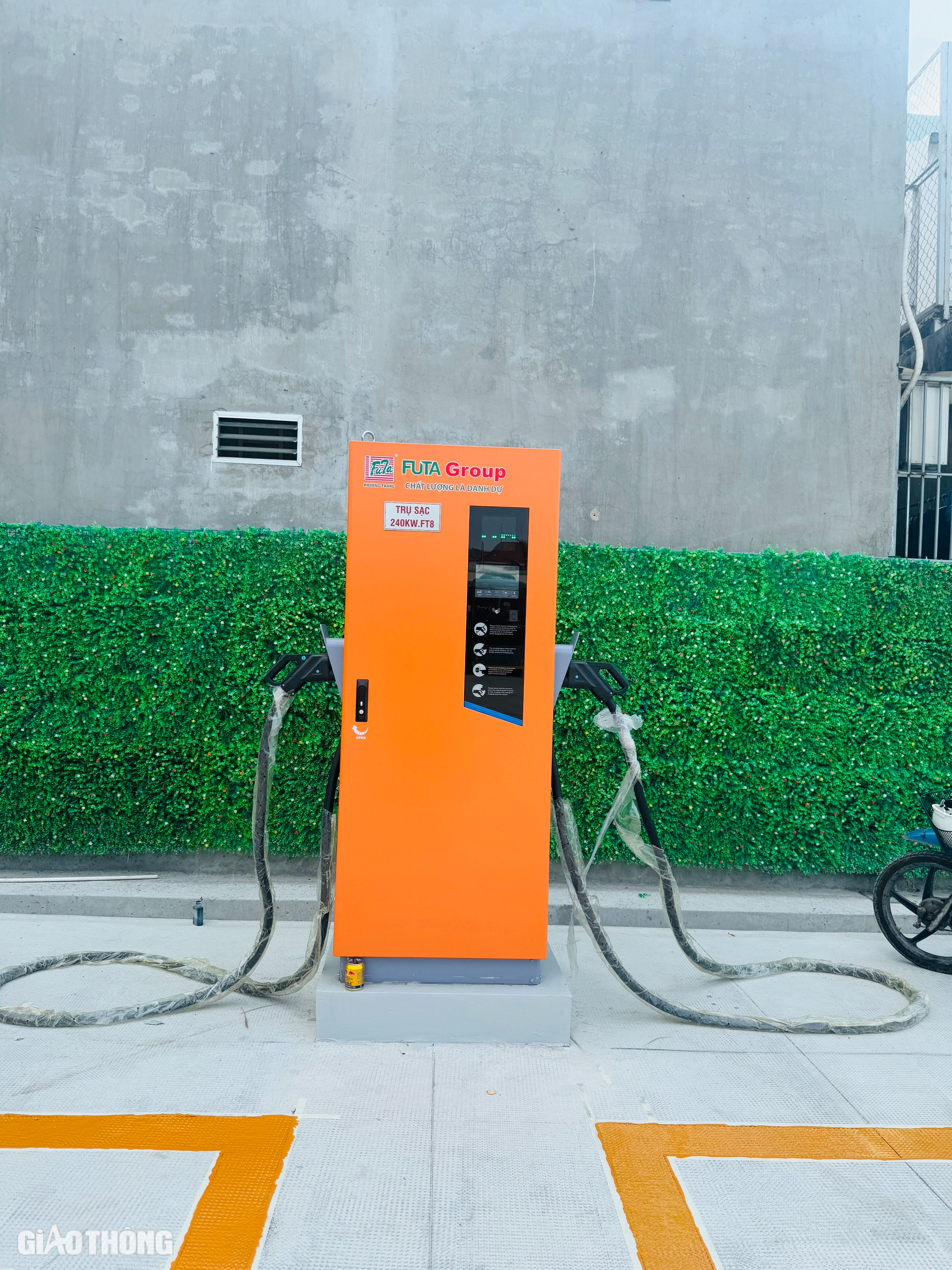 Cận cảnh đo&agrave;n xe bu&yacute;t điện phục vụ metro số 1 cập bến TP.HCM- Ảnh 16.