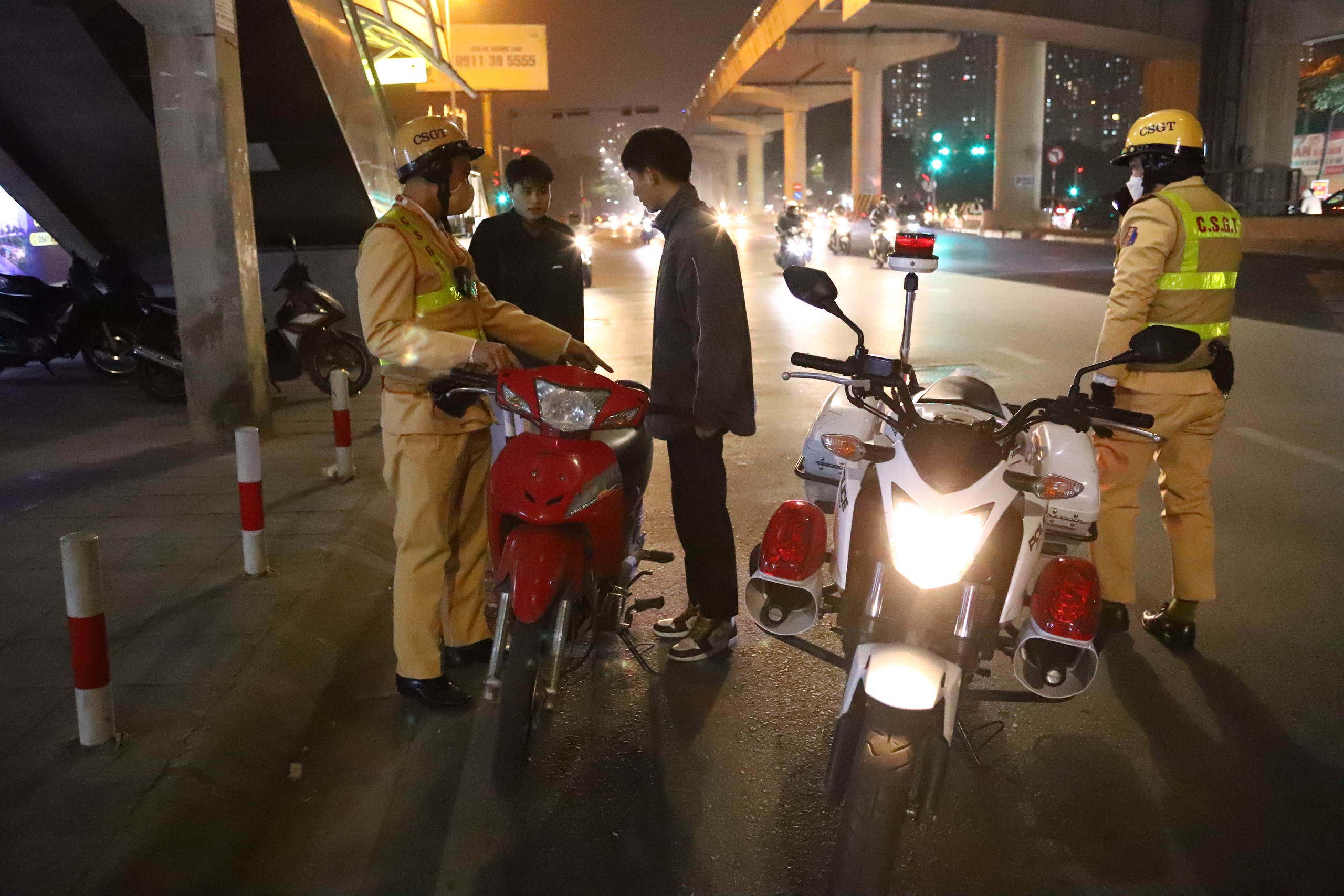 Xuy&ecirc;n đ&ecirc;m theo ch&acirc;n c&aacute;c "khắc tinh" tội phạm đường phố- Ảnh 7.