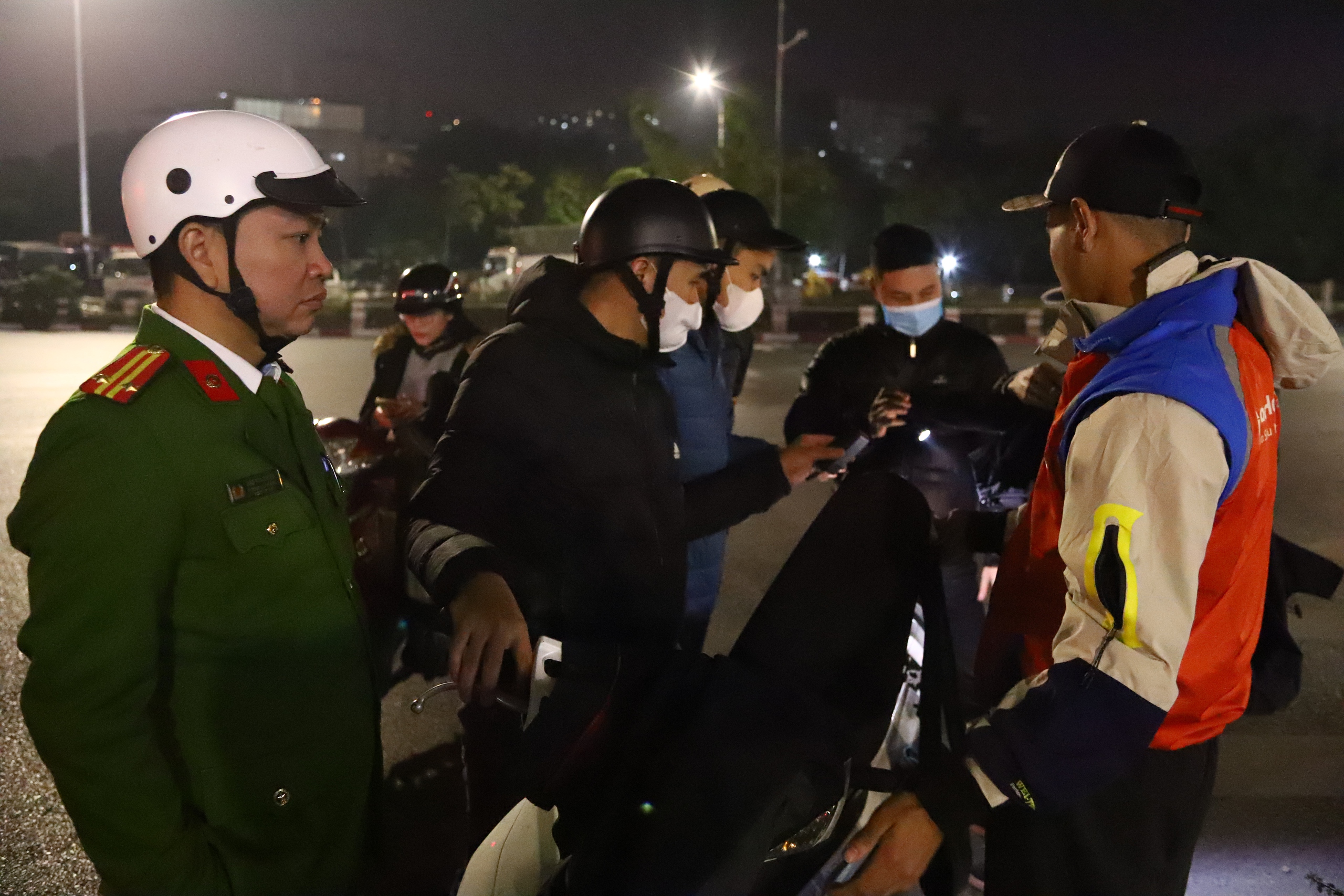 Xuy&ecirc;n đ&ecirc;m theo ch&acirc;n c&aacute;c "khắc tinh" tội phạm đường phố- Ảnh 13.