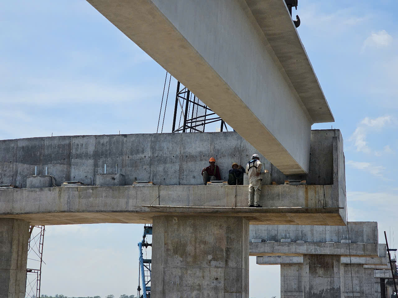 G&aacute;c 42 dầm cầu Đại Ng&atilde;i 2, nối C&ugrave; Lao Dung với quốc lộ Nam S&ocirc;ng Hậu- Ảnh 1.