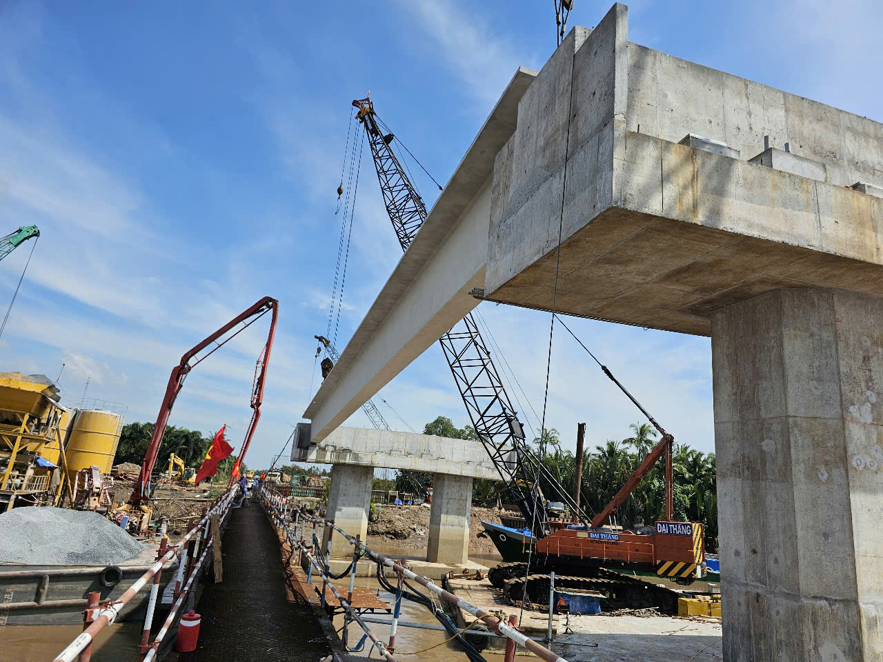 G&aacute;c 42 dầm cầu Đại Ng&atilde;i 2, nối C&ugrave; Lao Dung với quốc lộ Nam S&ocirc;ng Hậu- Ảnh 3.