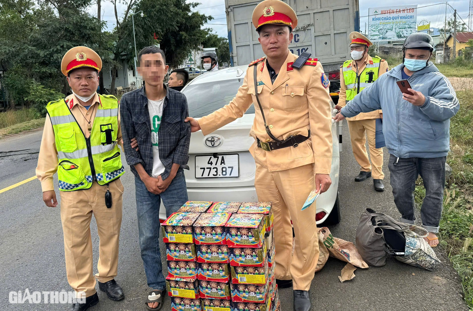 Cảnh s&aacute;t giao th&ocirc;ng Đắk Lắk ph&aacute;t hiện &ocirc; t&ocirc; chở gần 70kg ph&aacute;o lậu- Ảnh 1.
