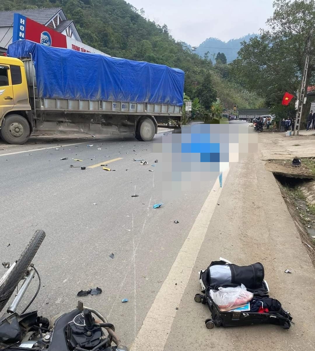 Xe m&aacute;y đ&acirc;m trực diện xe tải tr&ecirc;n QL32 qua Ph&uacute; Thọ, hai thanh ni&ecirc;n tử vong- Ảnh 1.