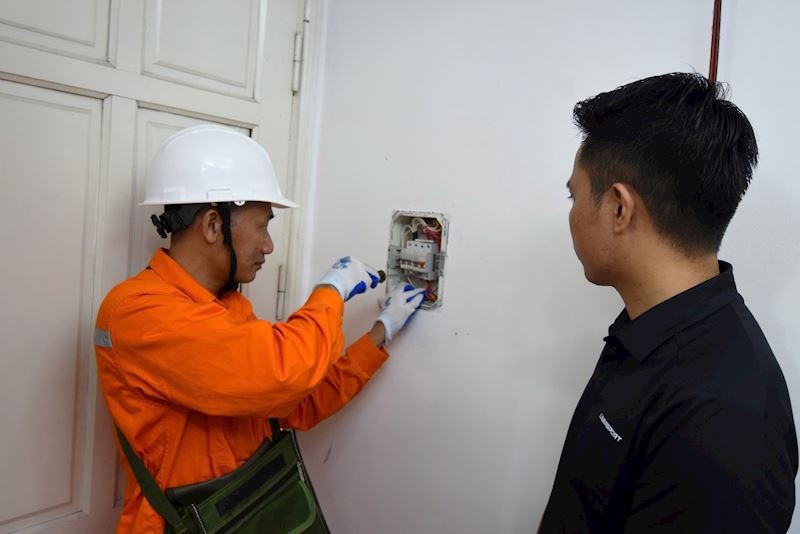 EVNHANOI "đến tận ng&otilde;, g&otilde; từng nh&agrave;" hướng dẫn người d&acirc;n sử dụng điện an to&agrave;n, tiết kiệm- Ảnh 2.
