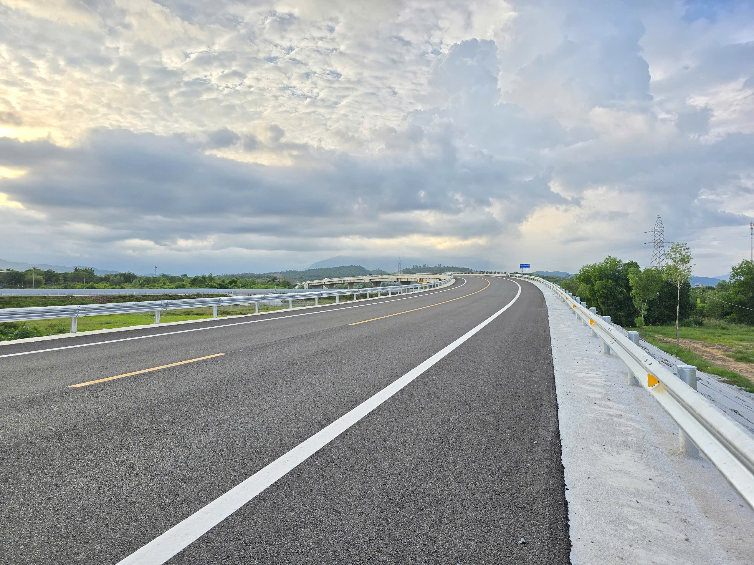 Chủ đầu tư n&oacute;i g&igrave; về đề xuất khai th&aacute;c sớm gần 70km cao tốc V&acirc;n Phong - Nha Trang?- Ảnh 1.