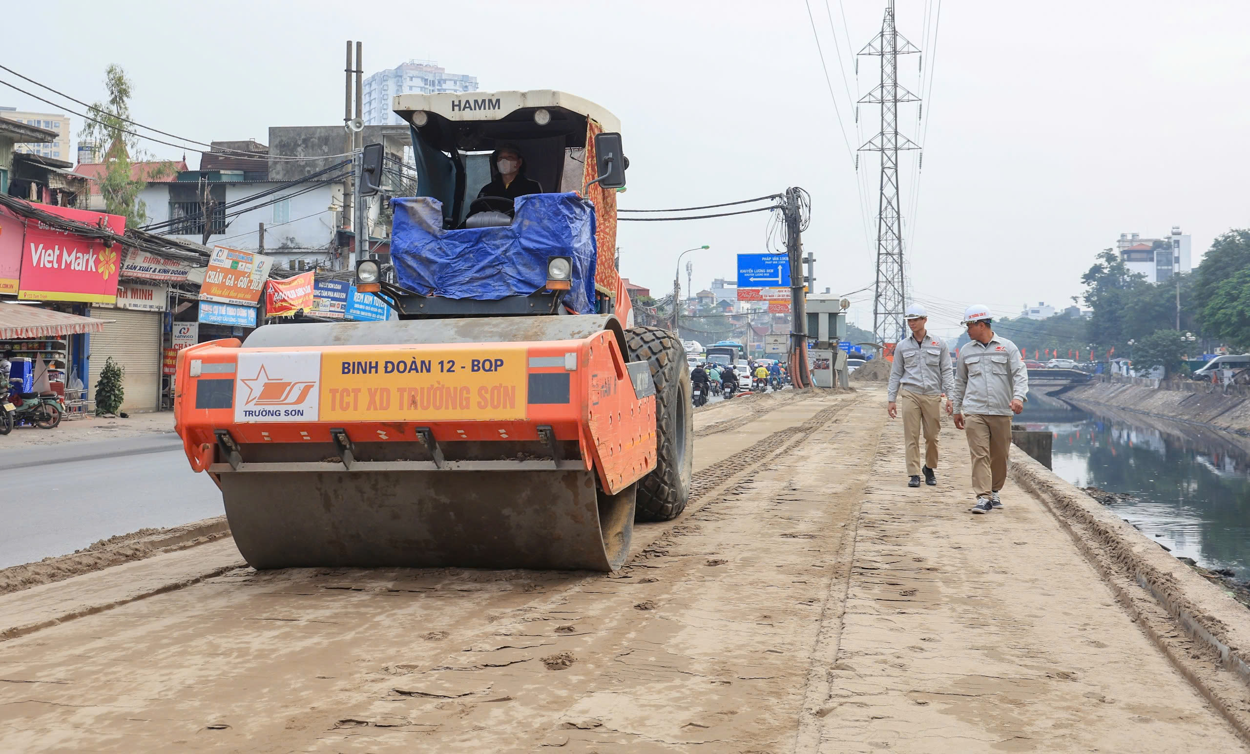Nh&agrave; thầu l&ecirc;n tiếng về th&ocirc;ng tin d&ugrave;ng r&aacute;c thải để thi c&ocirc;ng đường Tam Trinh, H&agrave; Nội- Ảnh 1.