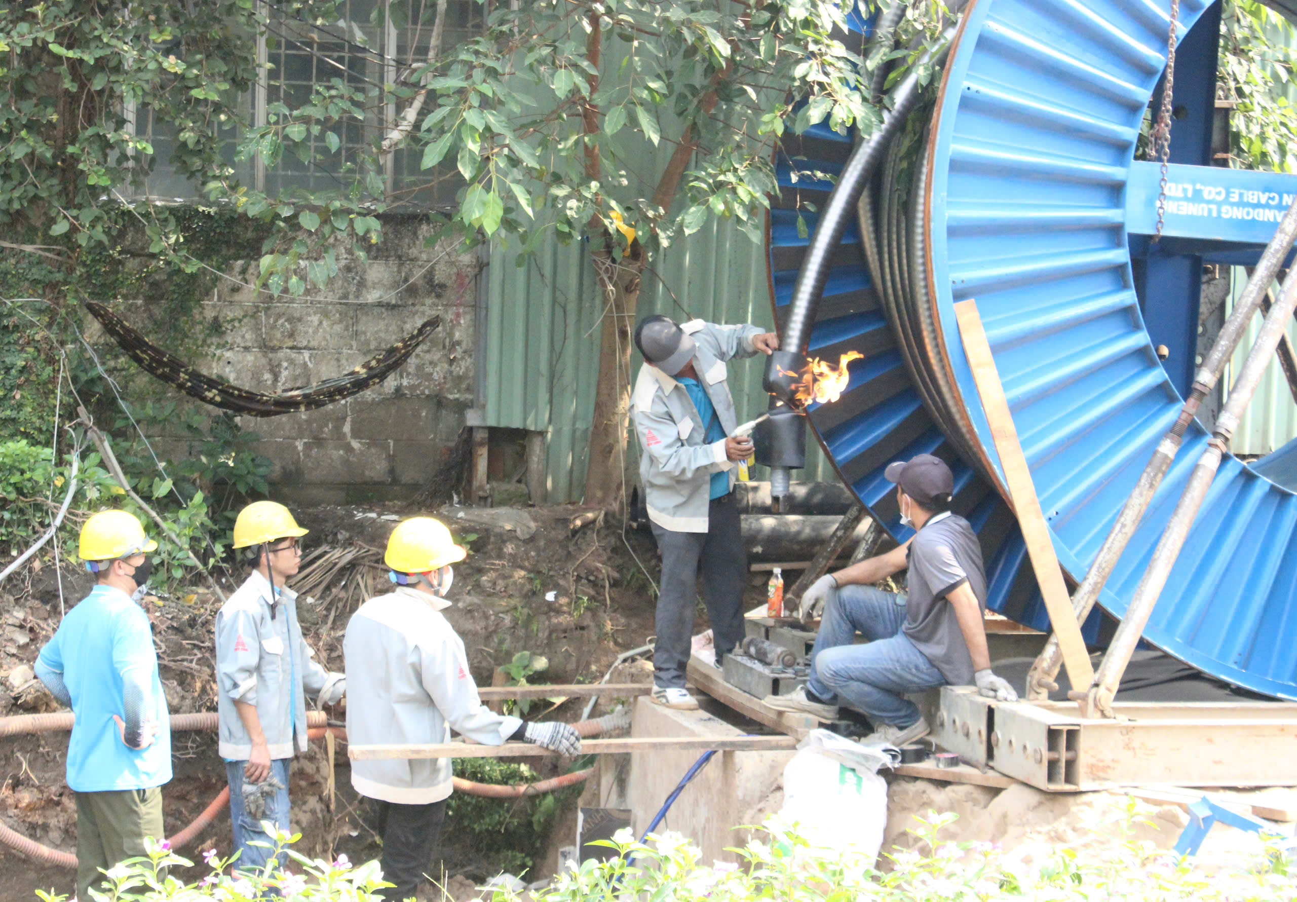 Hoàn thành di dời, đấu nối đường điện làm nhà ga đầu tiên của tuyến metro số 2- Ảnh 1. Hoàn thành di dời, đấu nối đường điện làm nhà ga đầu tiên của tuyến metro số 2- Ảnh 1.