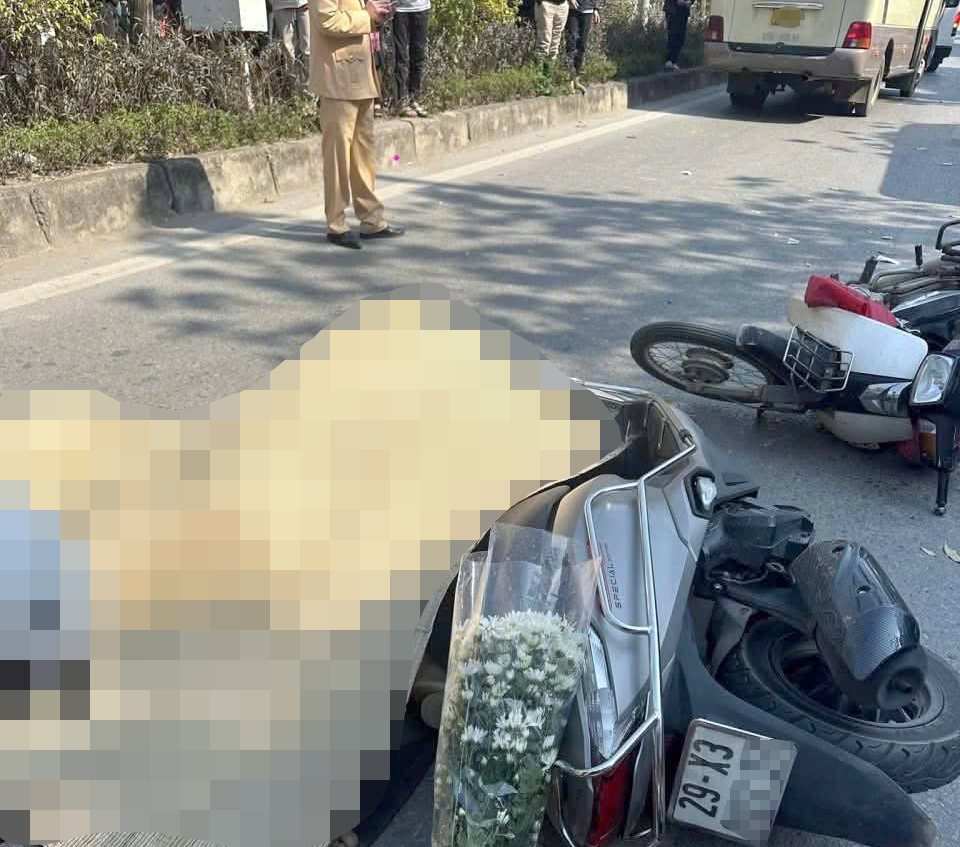 Nam sinh vi&ecirc;n ng&atilde; sau va chạm xe m&aacute;y, bị &ocirc; t&ocirc; kh&aacute;ch c&aacute;n tử vong tr&ecirc;n quốc lộ 32- Ảnh 1.