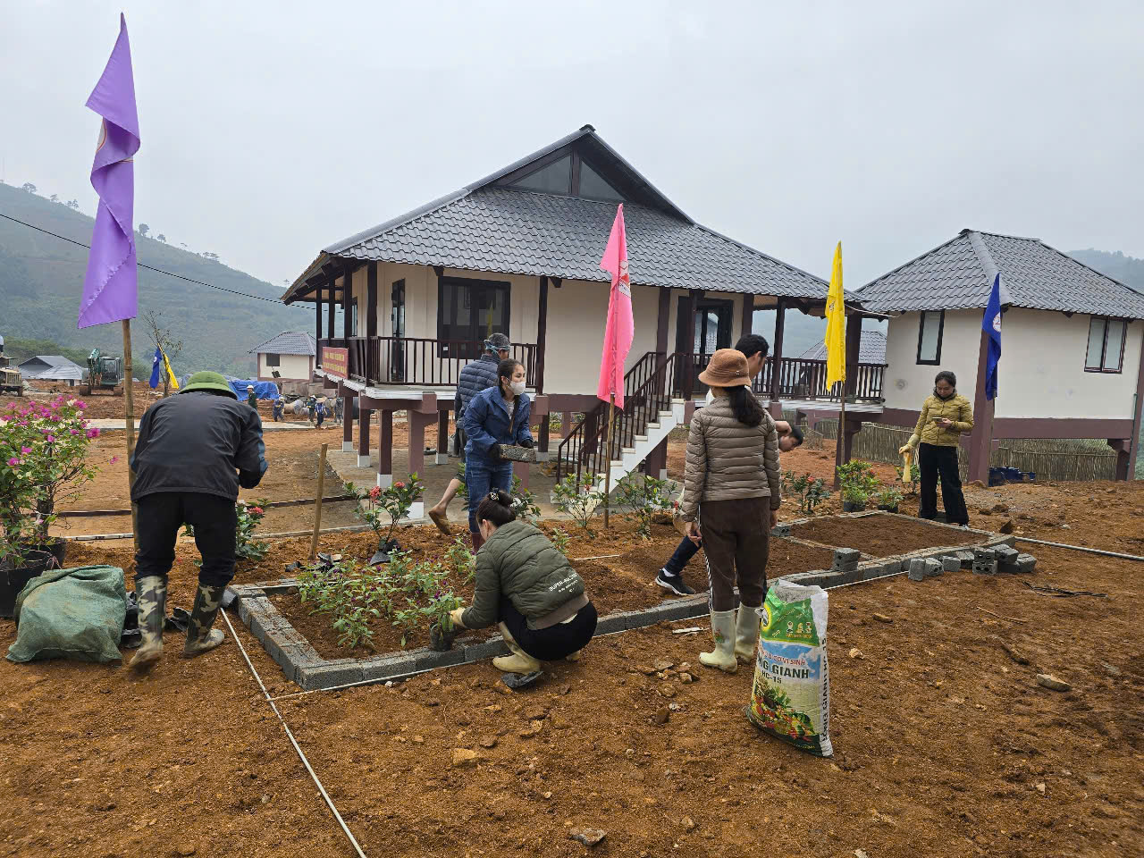 Người d&acirc;n L&agrave;ng Nủ bắt đầu cuộc sống mới ở khu t&aacute;i định cư- Ảnh 2.