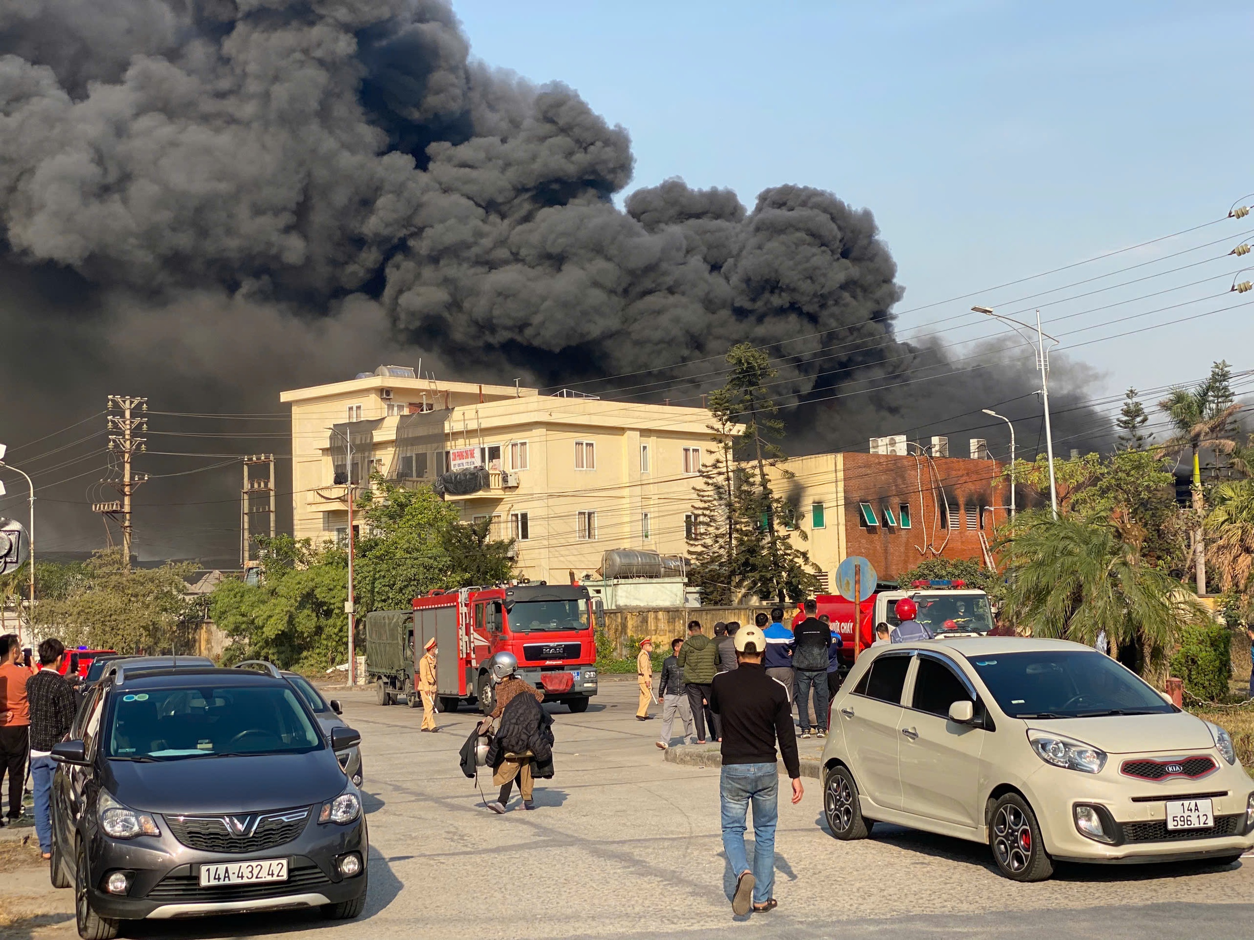 Lửa ch&aacute;y ng&ugrave;n ngụt bao tr&ugrave;m nh&agrave; xưởng ở khu c&ocirc;ng nghiệp C&aacute;i L&acirc;n- Ảnh 2.