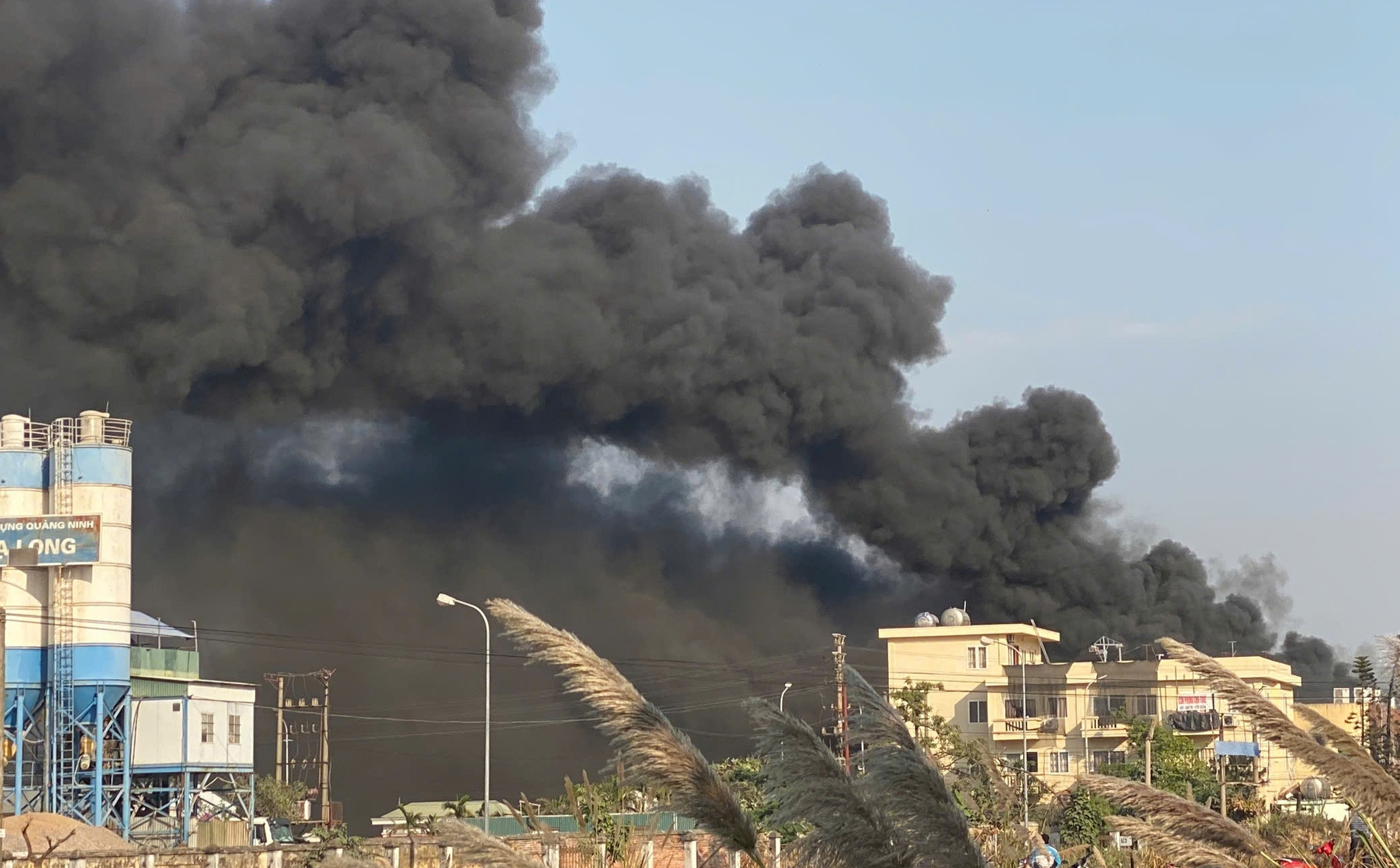 Lửa ch&aacute;y ng&ugrave;n ngụt bao tr&ugrave;m nh&agrave; xưởng ở khu c&ocirc;ng nghiệp C&aacute;i L&acirc;n- Ảnh 1.