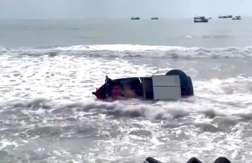 T&agrave;u c&aacute; mắc cạn bị ch&igrave;m ở cửa biển La Gi, 3 thuyền vi&ecirc;n nhảy xuống biển- Ảnh 1.