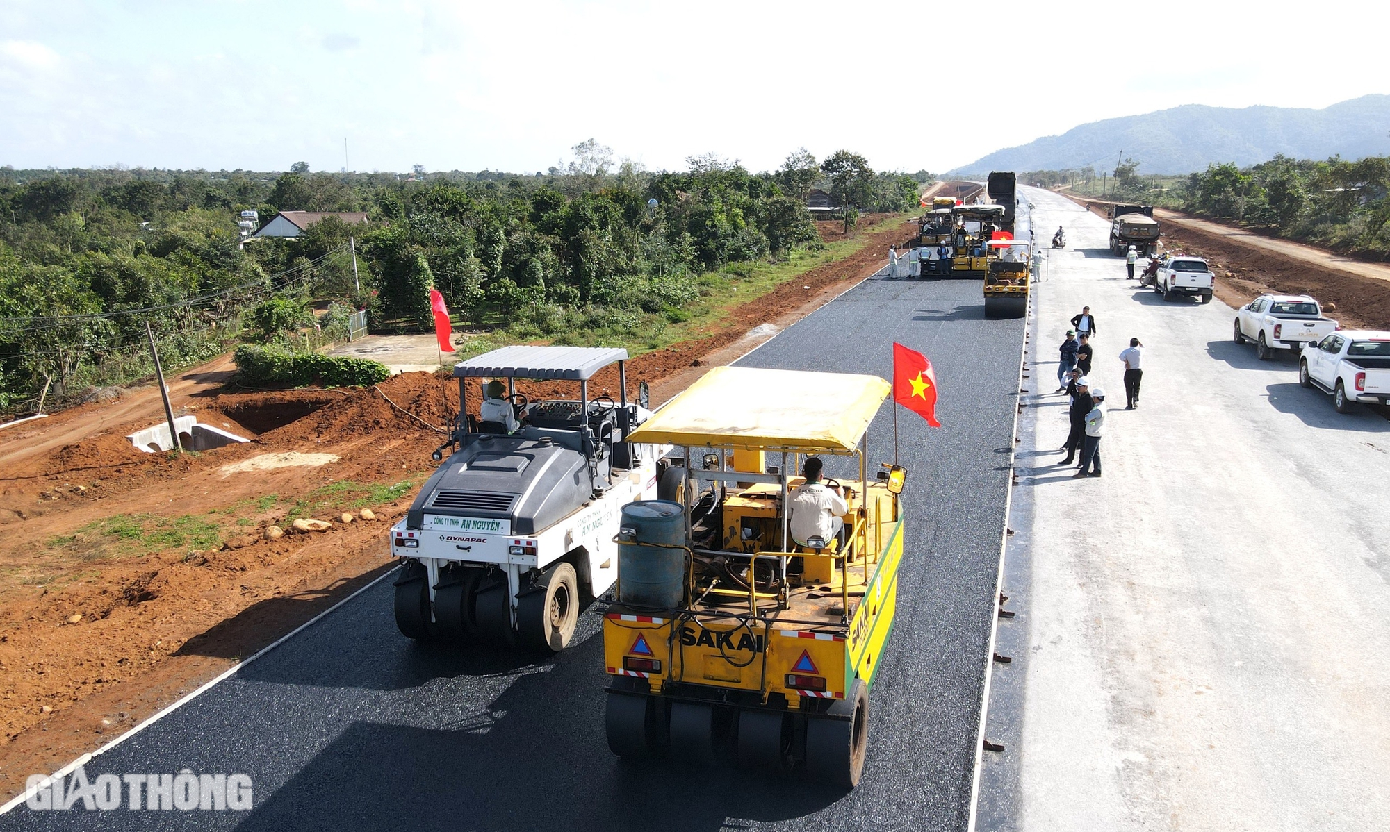 Thảm m&eacute;t b&ecirc; t&ocirc;ng nhựa đầu ti&ecirc;n tr&ecirc;n cao tốc Kh&aacute;nh H&ograve;a - Bu&ocirc;n Ma Thuột- Ảnh 4.