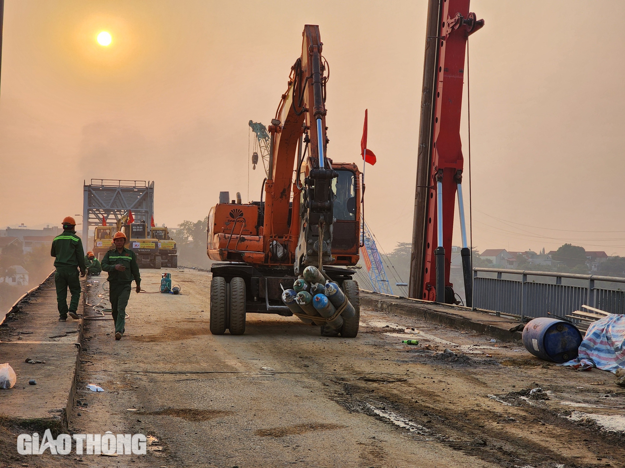 Th&aacute;o dỡ phần c&ograve;n lại của cầu Phong Ch&acirc;u- Ảnh 15.