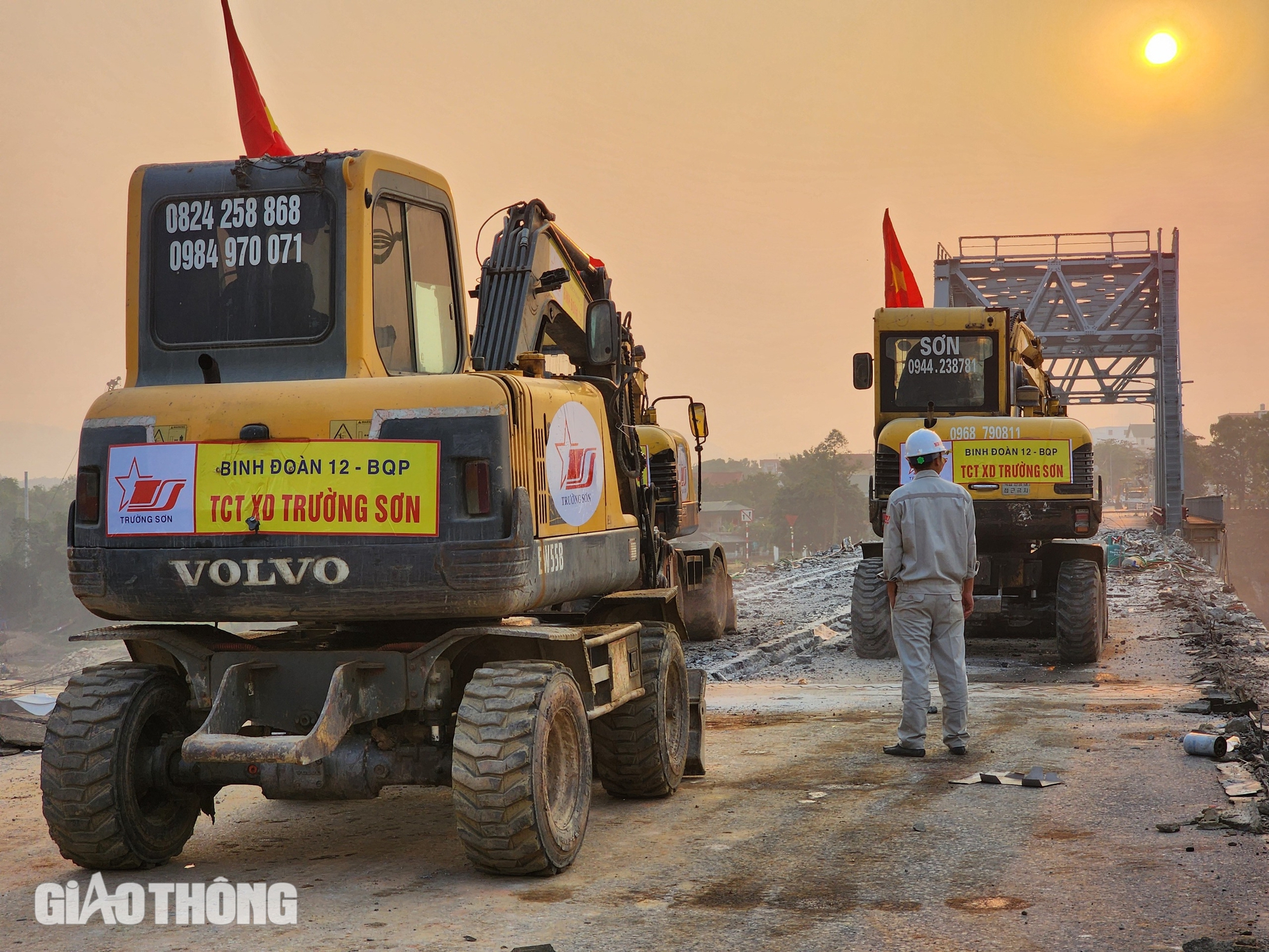 Th&aacute;o dỡ phần c&ograve;n lại của cầu Phong Ch&acirc;u- Ảnh 2.