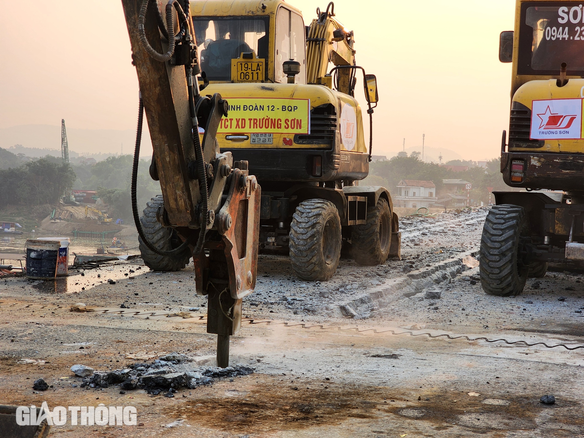 Th&aacute;o dỡ phần c&ograve;n lại của cầu Phong Ch&acirc;u- Ảnh 3.