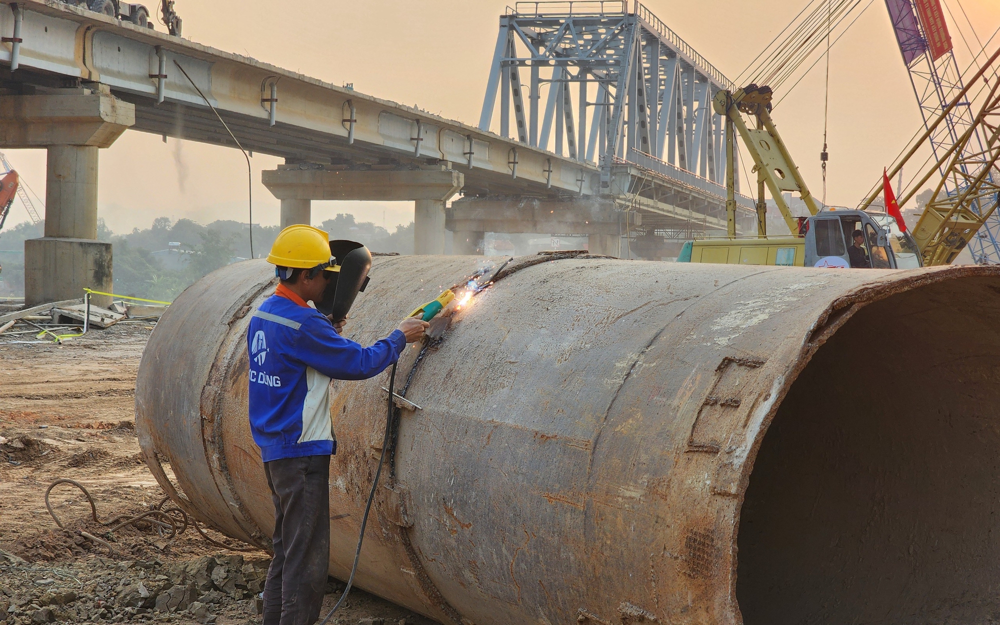 Th&aacute;o dỡ phần c&ograve;n lại của cầu Phong Ch&acirc;u