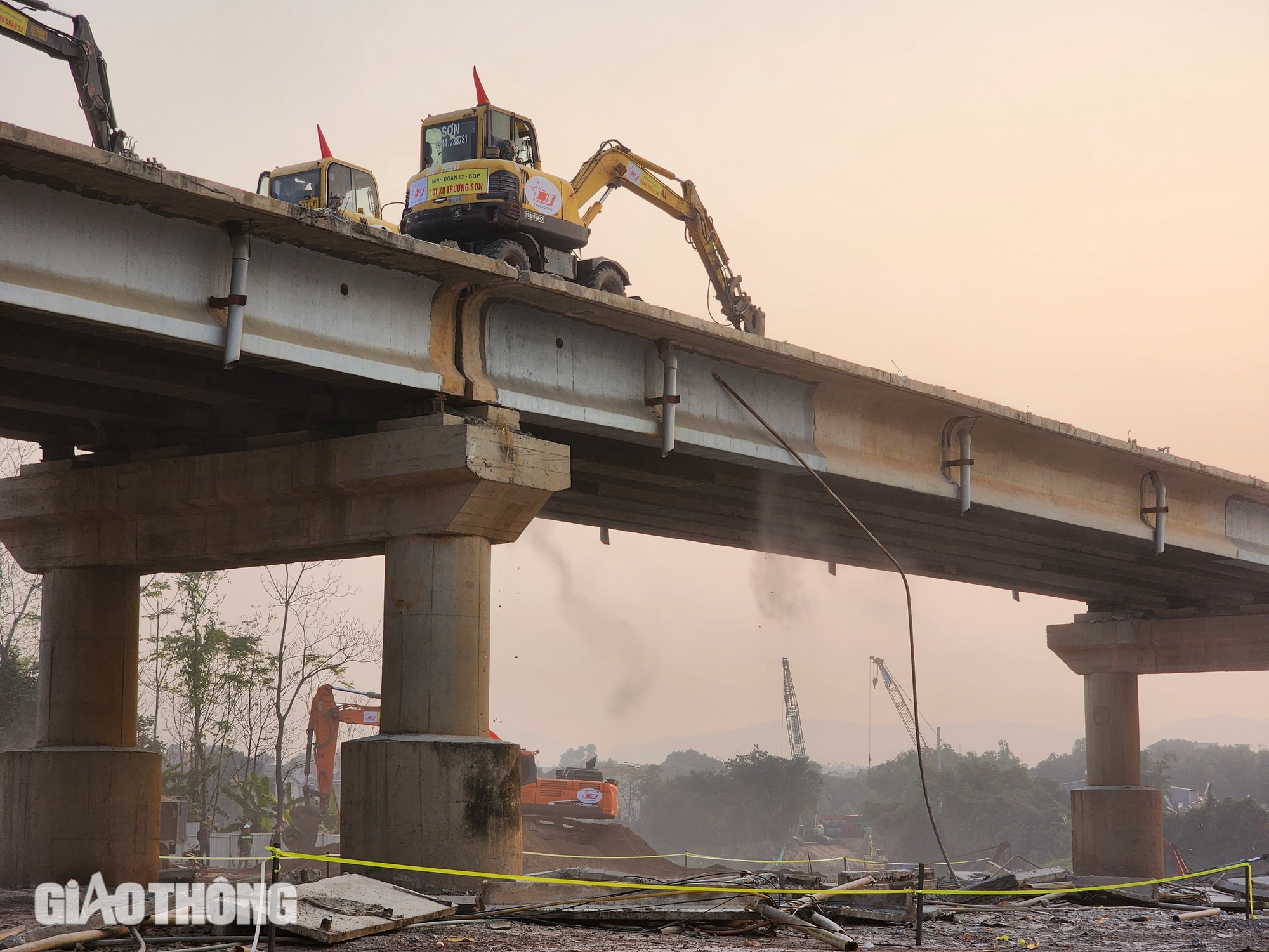 Th&aacute;o dỡ phần c&ograve;n lại của cầu Phong Ch&acirc;u- Ảnh 4.
