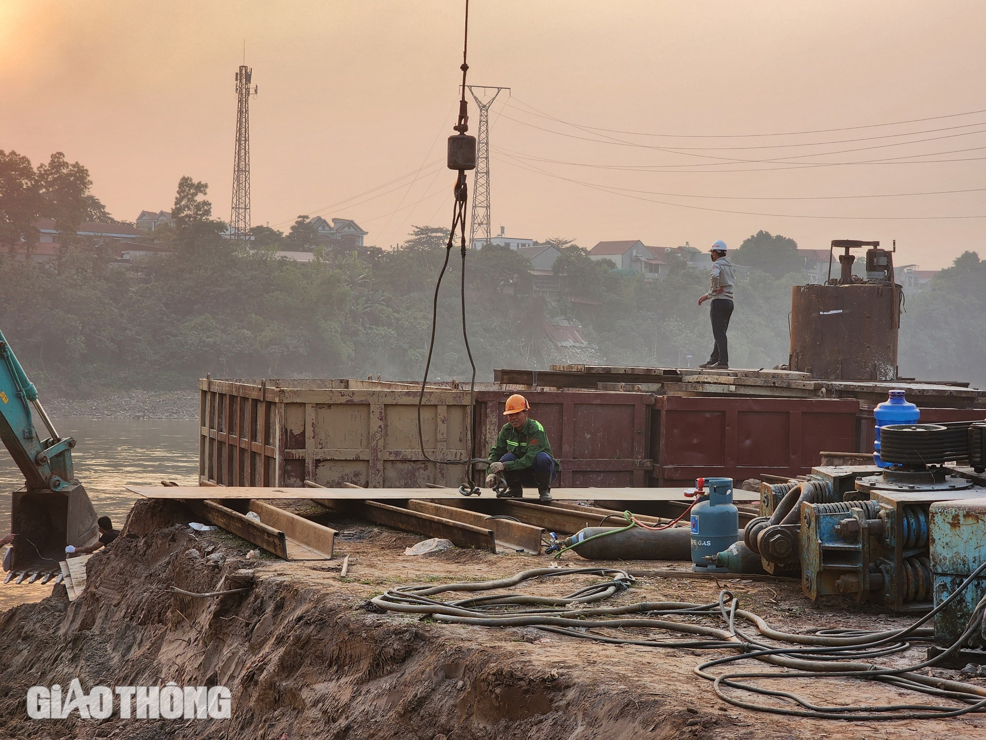 Th&aacute;o dỡ phần c&ograve;n lại của cầu Phong Ch&acirc;u- Ảnh 9.