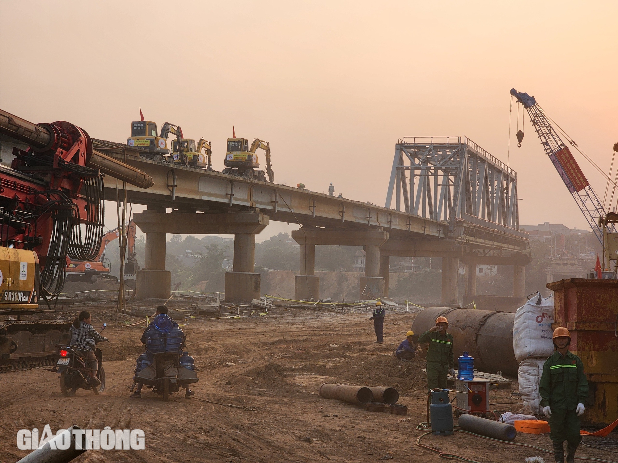 Th&aacute;o dỡ phần c&ograve;n lại của cầu Phong Ch&acirc;u- Ảnh 1.