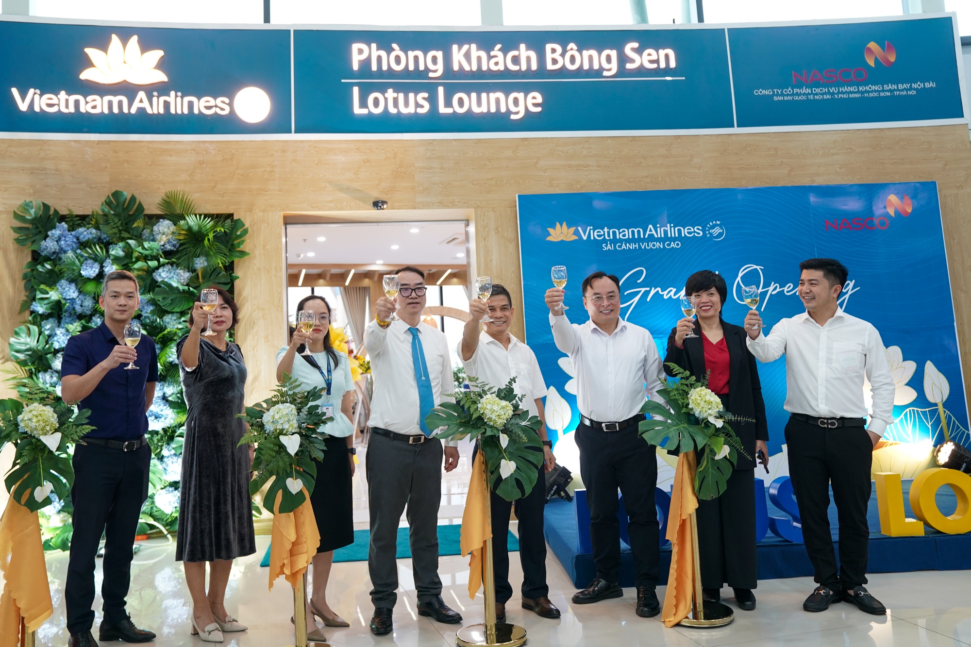 Vietnam Airlines khai trương ph&ograve;ng kh&aacute;ch B&ocirc;ng Sen tại s&acirc;n bay Ph&ugrave; C&aacute;t- Ảnh 1.