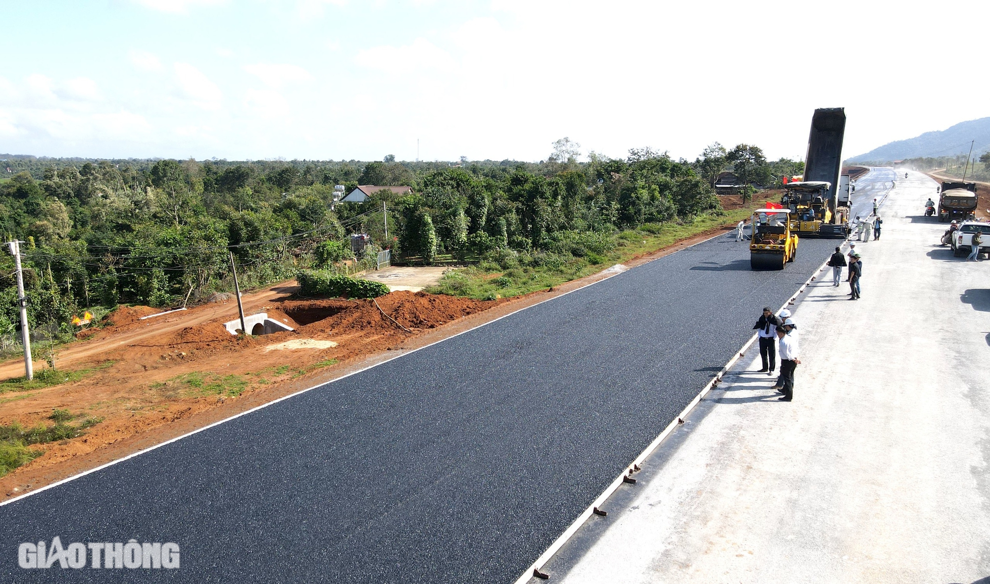 Thảm m&eacute;t b&ecirc; t&ocirc;ng nhựa đầu ti&ecirc;n tr&ecirc;n cao tốc Kh&aacute;nh H&ograve;a - Bu&ocirc;n Ma Thuột- Ảnh 13.