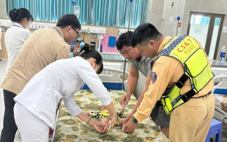 Khối lượng công việc cao tốc Vân Phong - Nha Trang còn rất lớn- Ảnh 5. CSGT cao tốc số 7 dùng xe đặc chủng đưa bé trai đi cấp cứu kịp thời