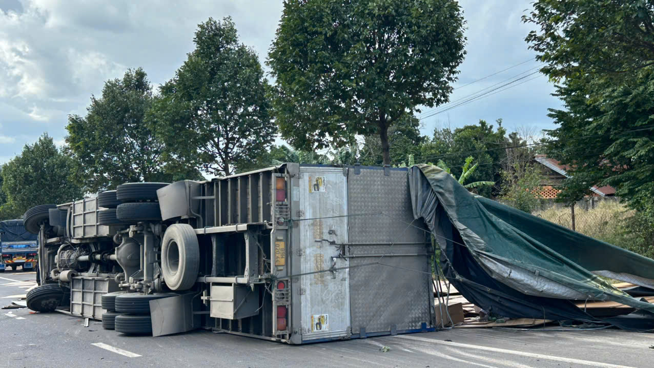 Tr&aacute;nh xe m&aacute;y, xe tải trượt d&agrave;i rồi lật nghi&ecirc;ng tr&ecirc;n đường- Ảnh 5.