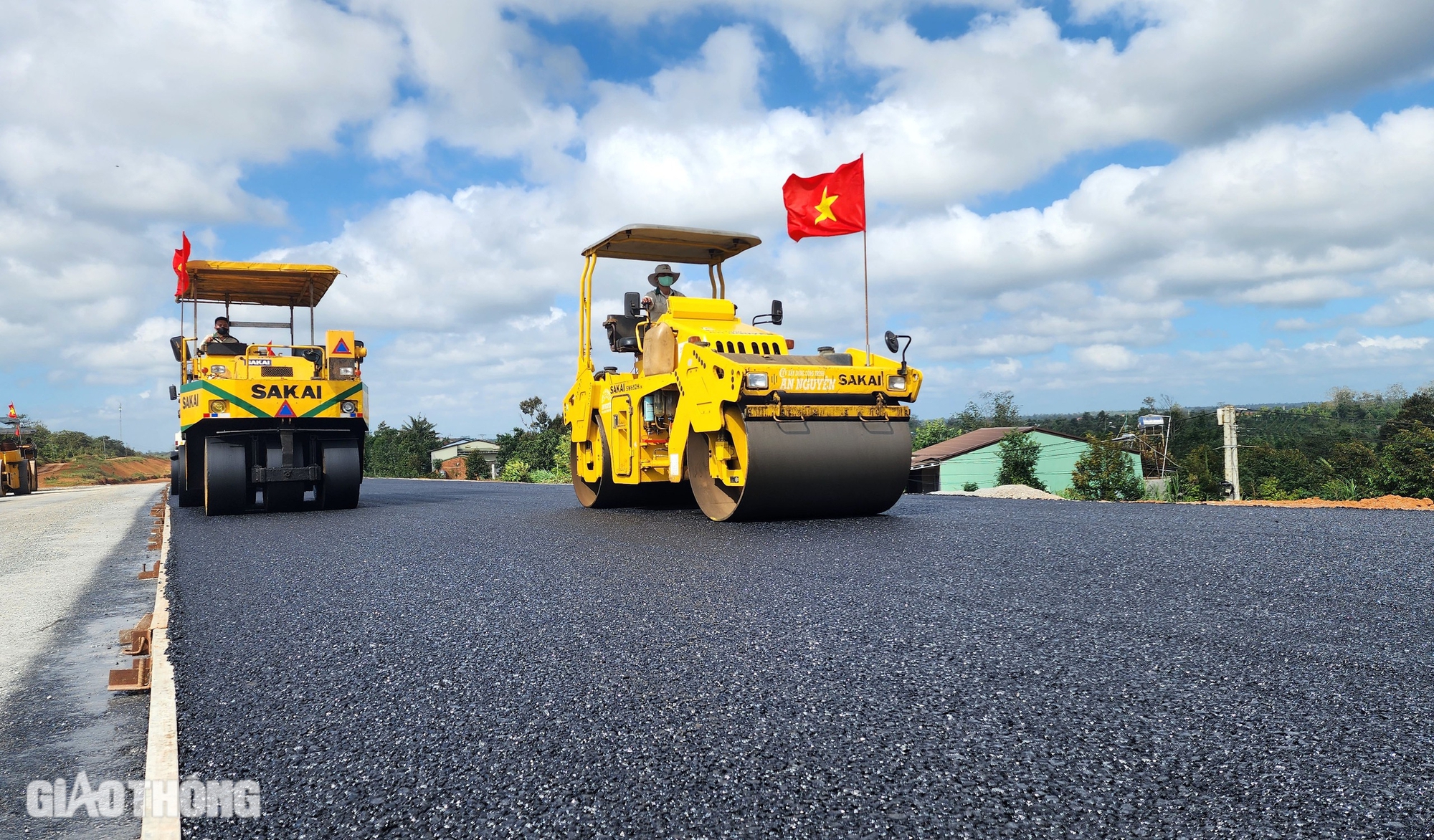 Thảm m&eacute;t b&ecirc; t&ocirc;ng nhựa đầu ti&ecirc;n tr&ecirc;n cao tốc Kh&aacute;nh H&ograve;a - Bu&ocirc;n Ma Thuột- Ảnh 11.