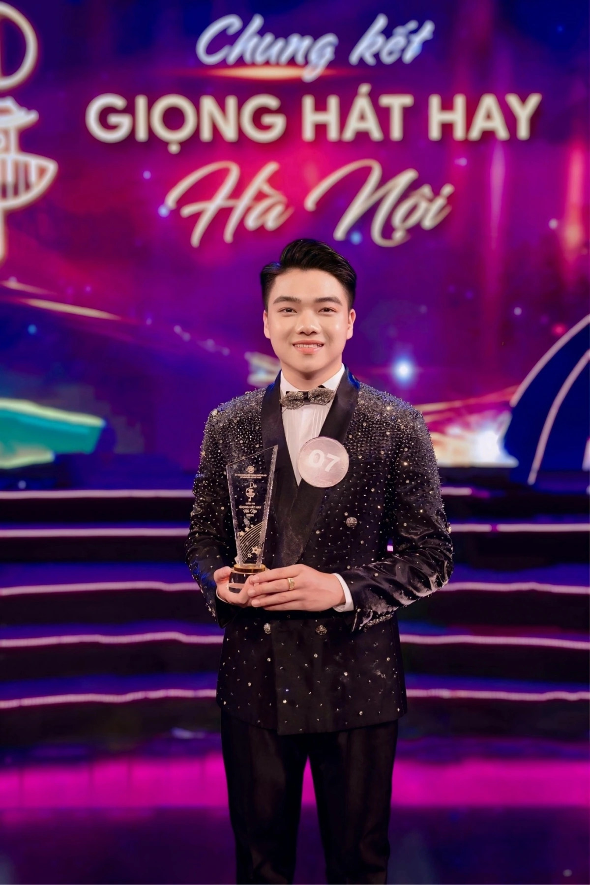 &Aacute; qu&acirc;n Giọng h&aacute;t hay H&agrave; Nội 2024 Đinh Xu&acirc;n Đạt ra MV đầu tay "Ho&agrave;n Kiếm"- Ảnh 1.